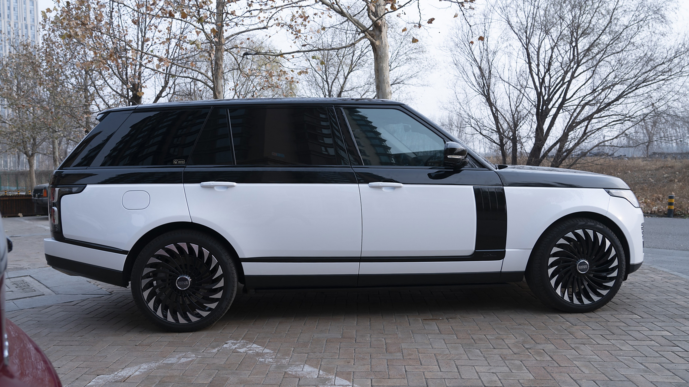 路虎揽胜改黑白双拼 换个颜色换个心情,年前改色又是一辆新车.