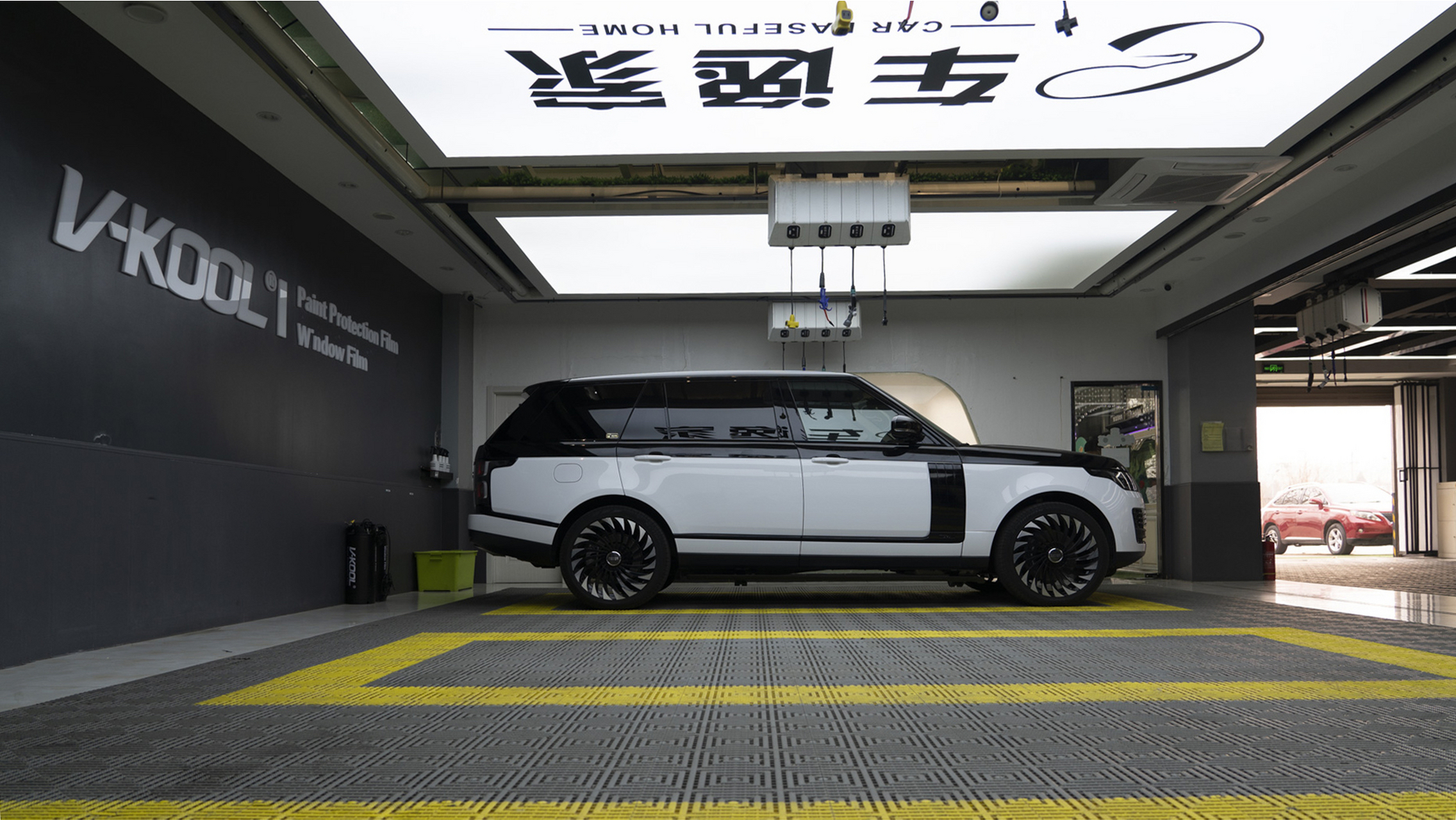 路虎揽胜改黑白双拼 换个颜色换个心情,年前改色又是一辆新车.