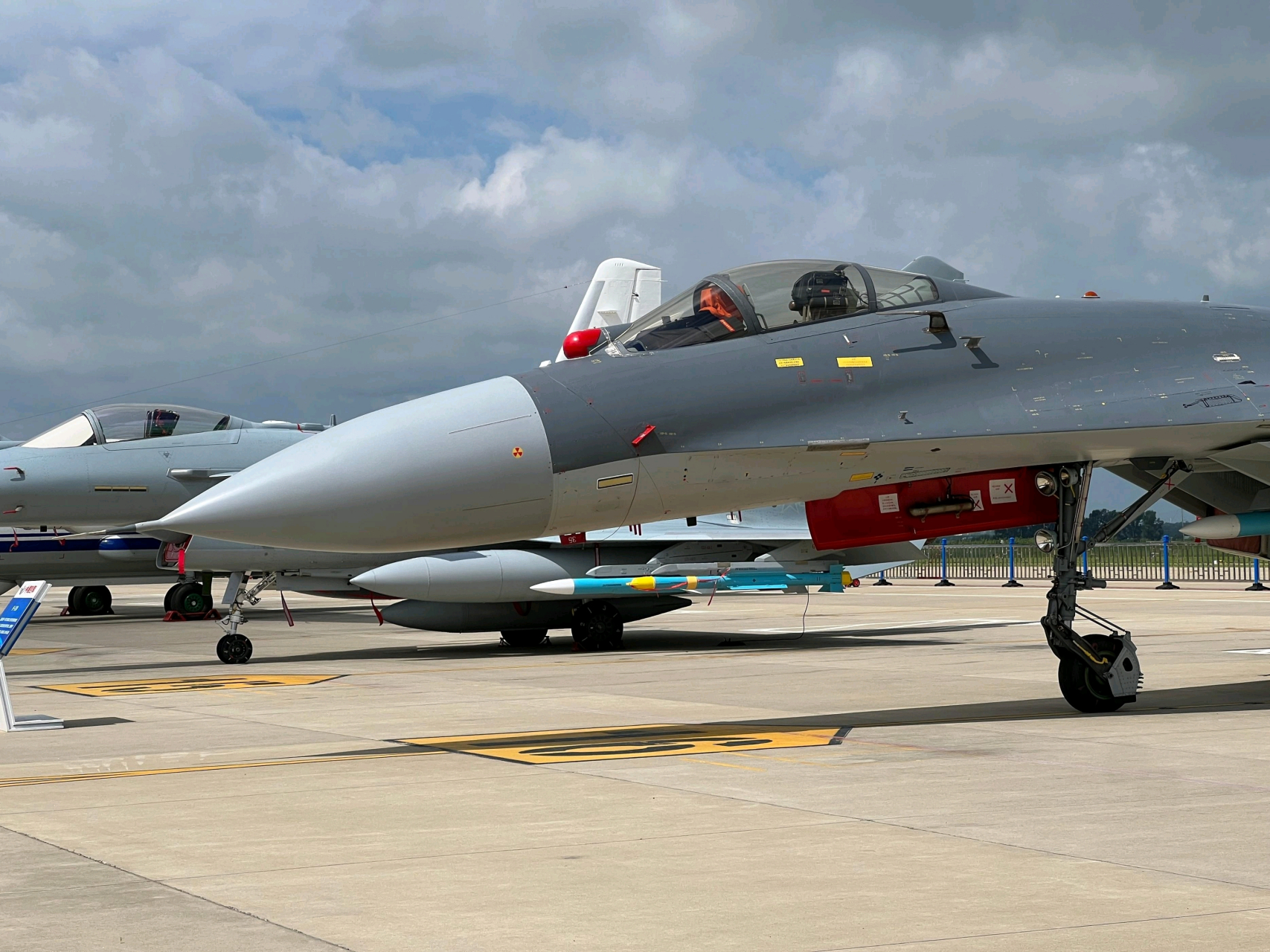 歼11bg:中国非隐形机的新星,超越歼16与苏35的潜力王者?