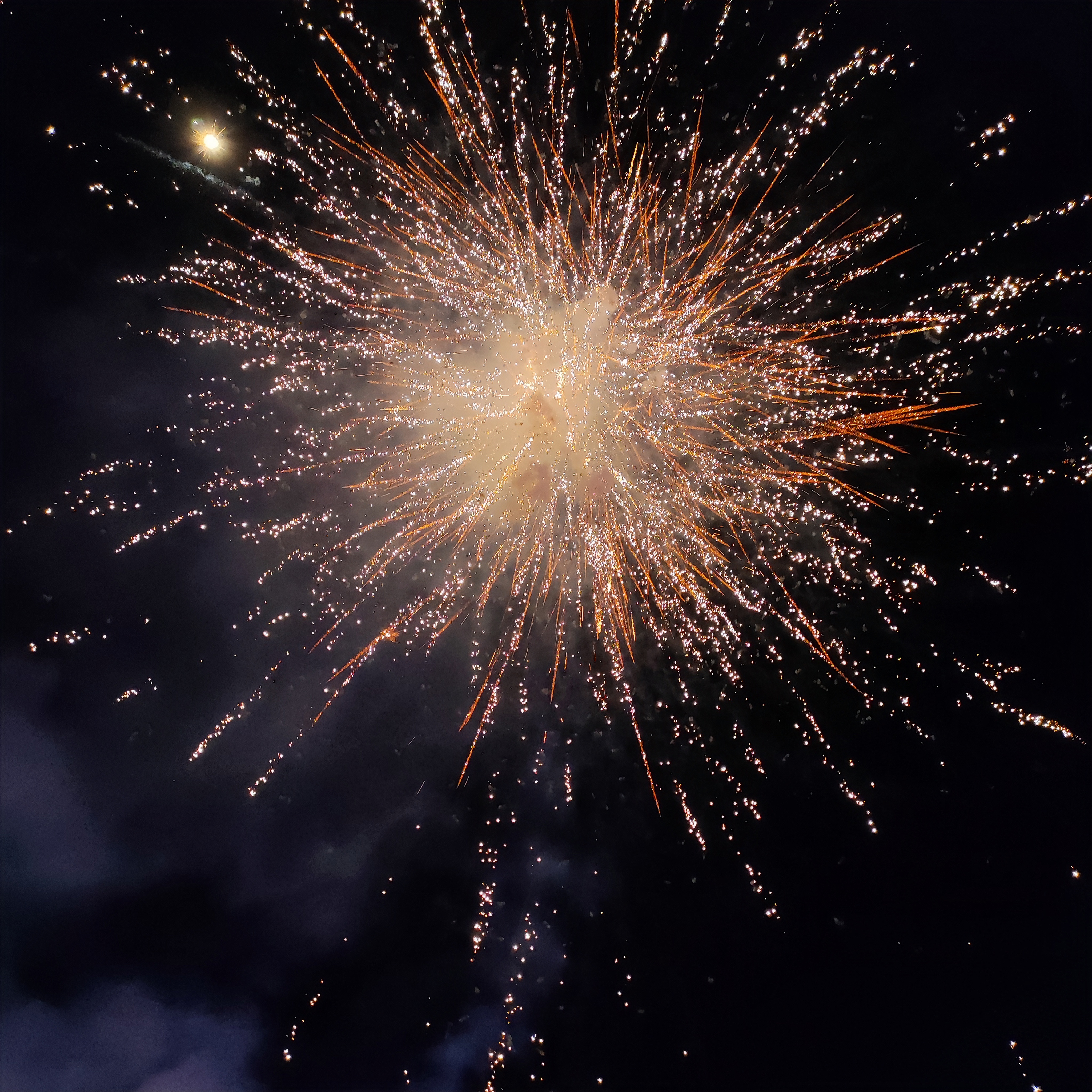 暂时远离城市的喧嚣,在海边感受着海风的吹拂,看着绚丽的烟花在夜空中