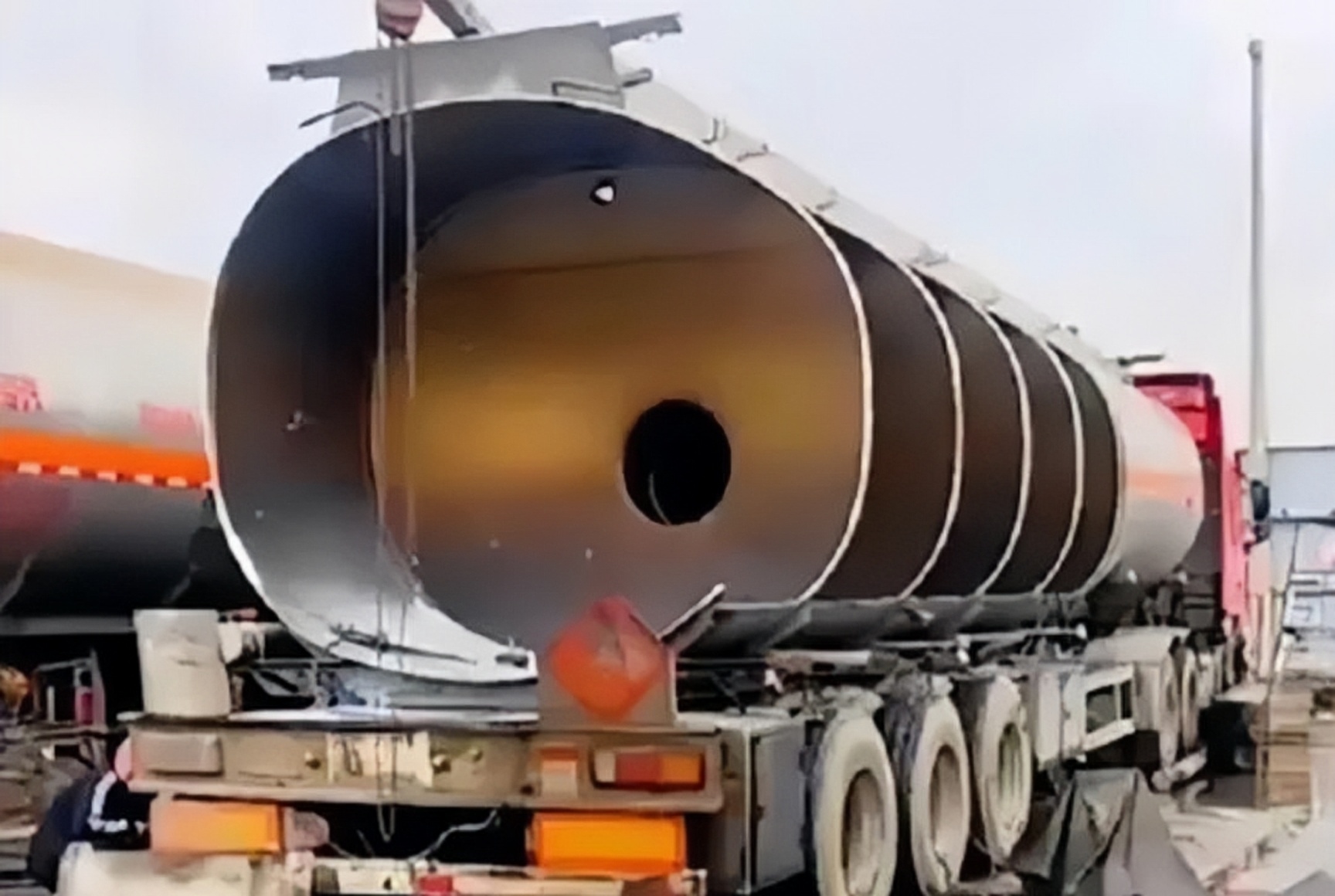 来看看油罐车的内部构造.