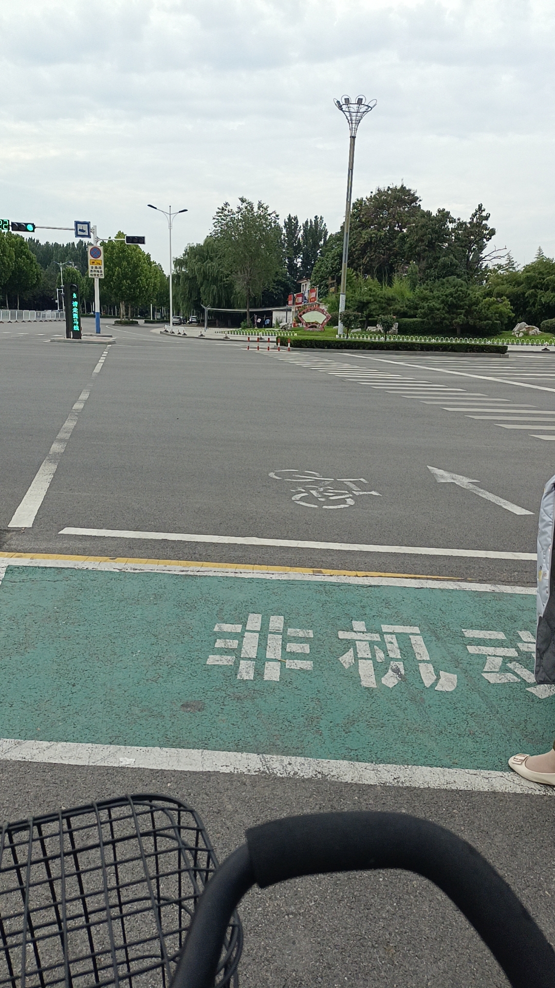 在曲阜轩辕路,五福路路口,被非机动车道等待区人性化设计感动到了.