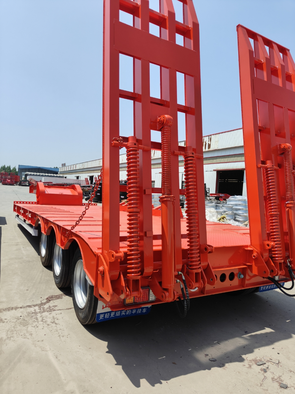 低平板半挂车.双节液压爬梯购机板