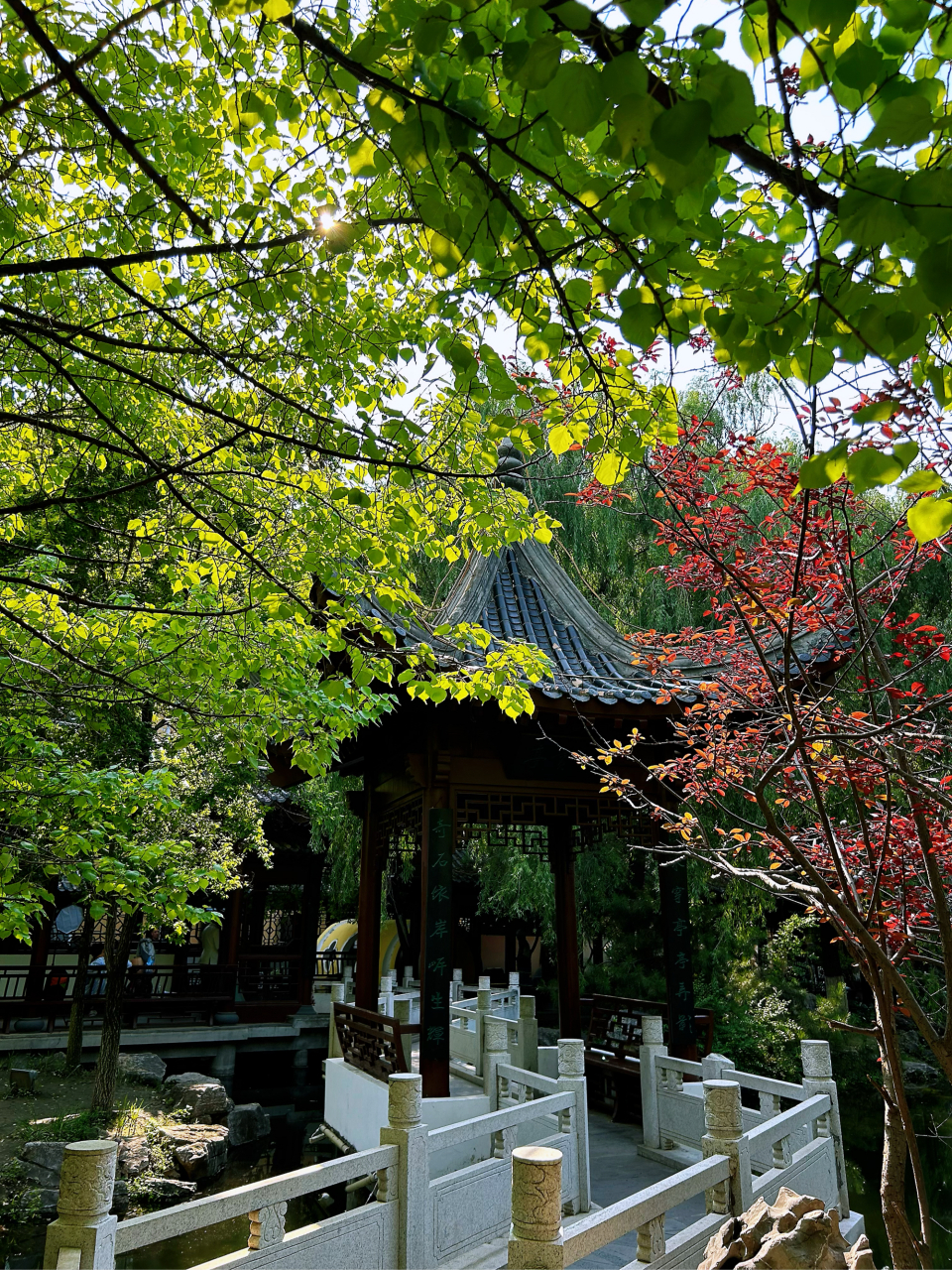 长春锦程公园,位于一汽区奔驰路与锦程大街交汇处,园内飞瀑重檐,白墙