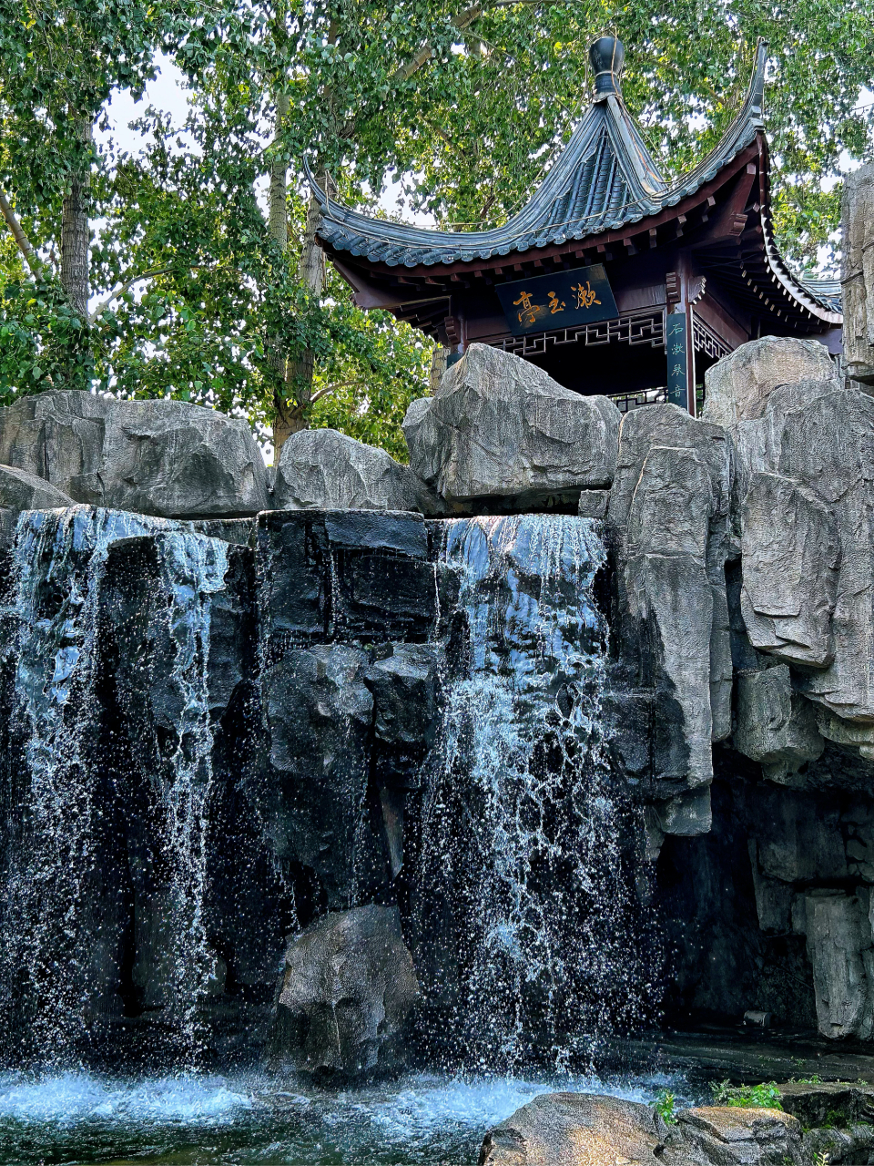 锦程公园,位于一汽开发区奔驰路与锦程大街交汇.