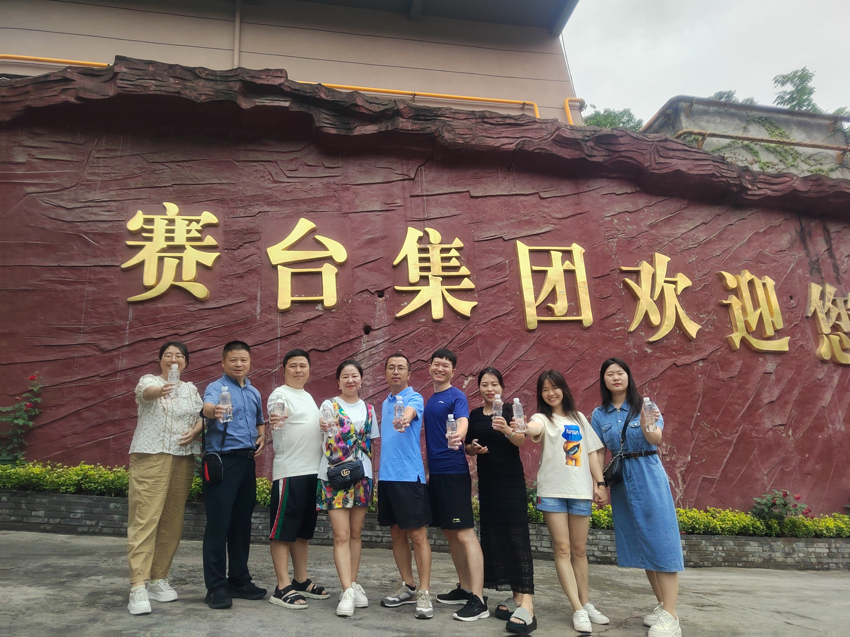 外地朋友到茅台镇买酒,卖酒人带他到酒库逛,卖酒人随手一指,说这坛酒