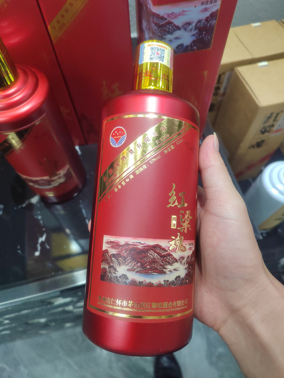 外地人到茅台镇买酒,卖酒人带他们到酒厂参观,在品酒的时候,卖酒人倒