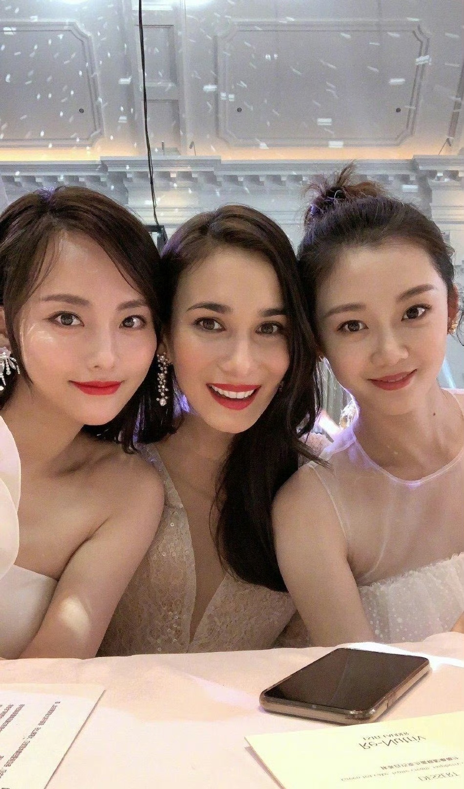 张嘉倪晒与卢靖姗苗苗合照自拍角度清奇变"蛇精脸" 67