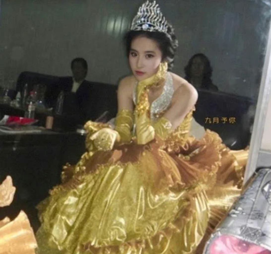 这金鹰女神的衣服明明那么丑,但她穿我就会觉得那是女神!