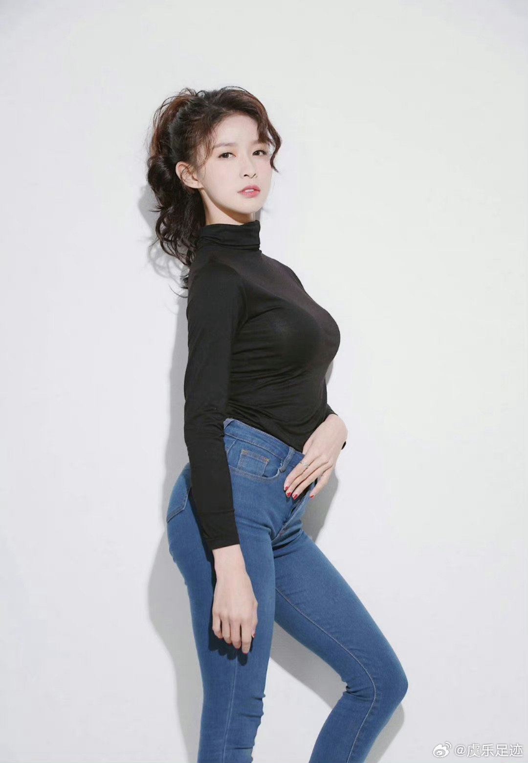 蔡卓宜紧身牛仔裤尽显好身材#热点引擎计划
