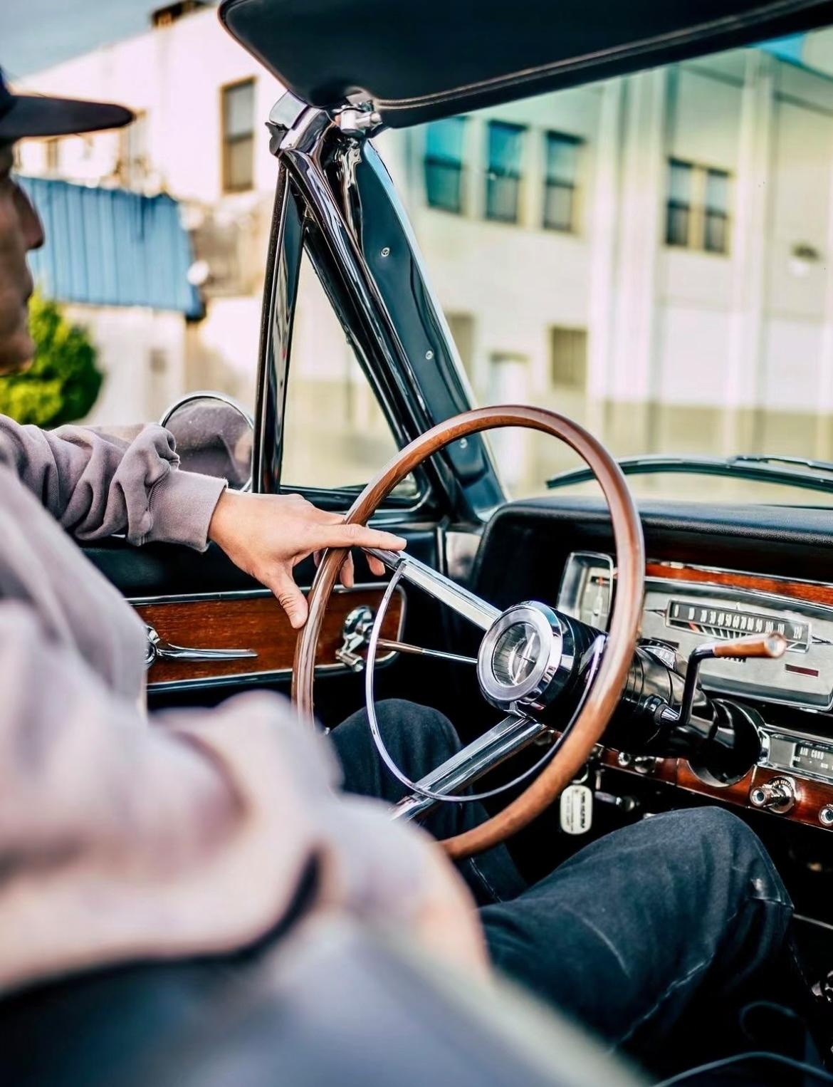 吴彦祖驾驶一辆60多岁的老爷车