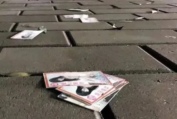 广东深圳,20来岁小伙捡到地上小卡片,打了上面电话,谈好了50元交易.