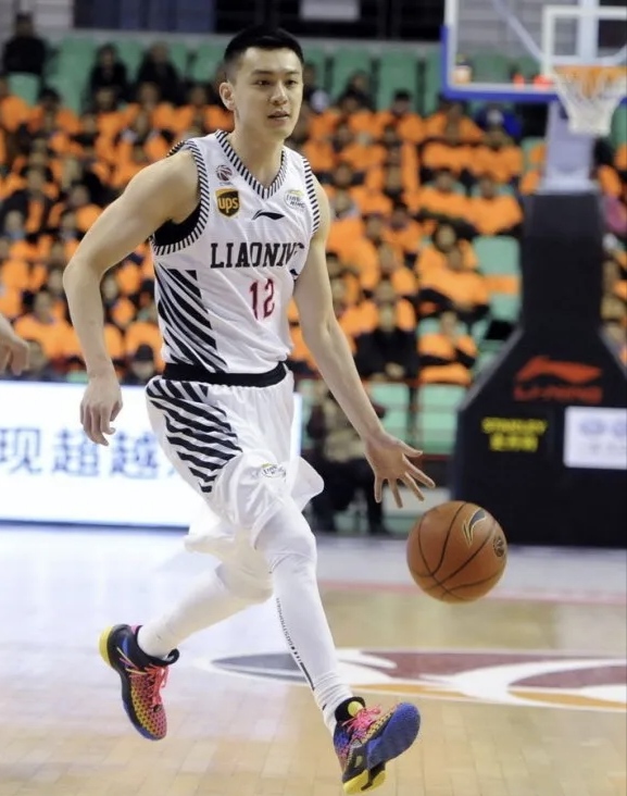 运动员时期的杨鸣  纯颜控[吃瓜]#男篮# #今日早安问候