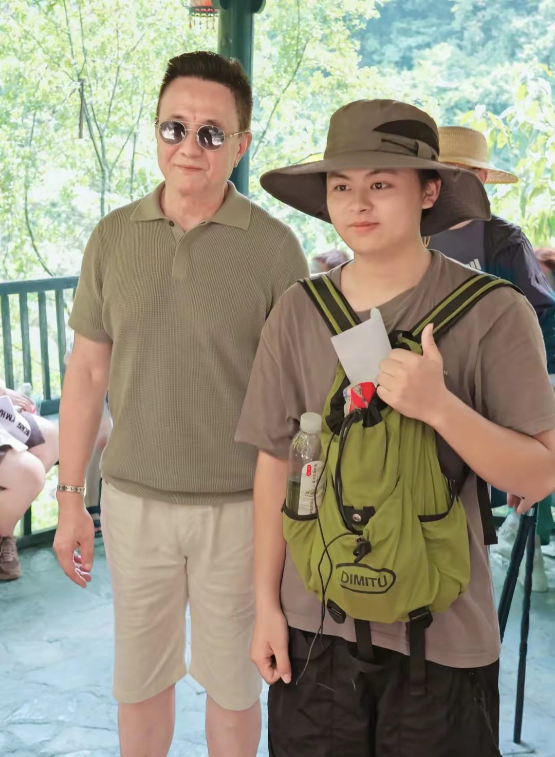 70岁的老戏骨张志坚与妻子张萍近日同游湖北屏山峡谷