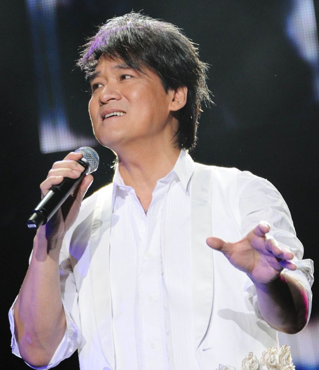 64岁歌手周华健现身福州机场,将在当地举办演唱会