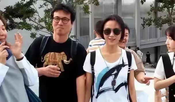 这位45岁的演员与大她10岁的韩籍丈夫金泰勇,带着女儿在赛里木湖旁