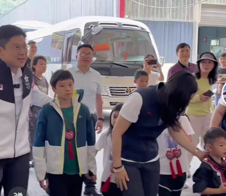 7月12日,郭晶晶与霍启刚带着三个孩子现身贵州,一边投入工作,一边带娃