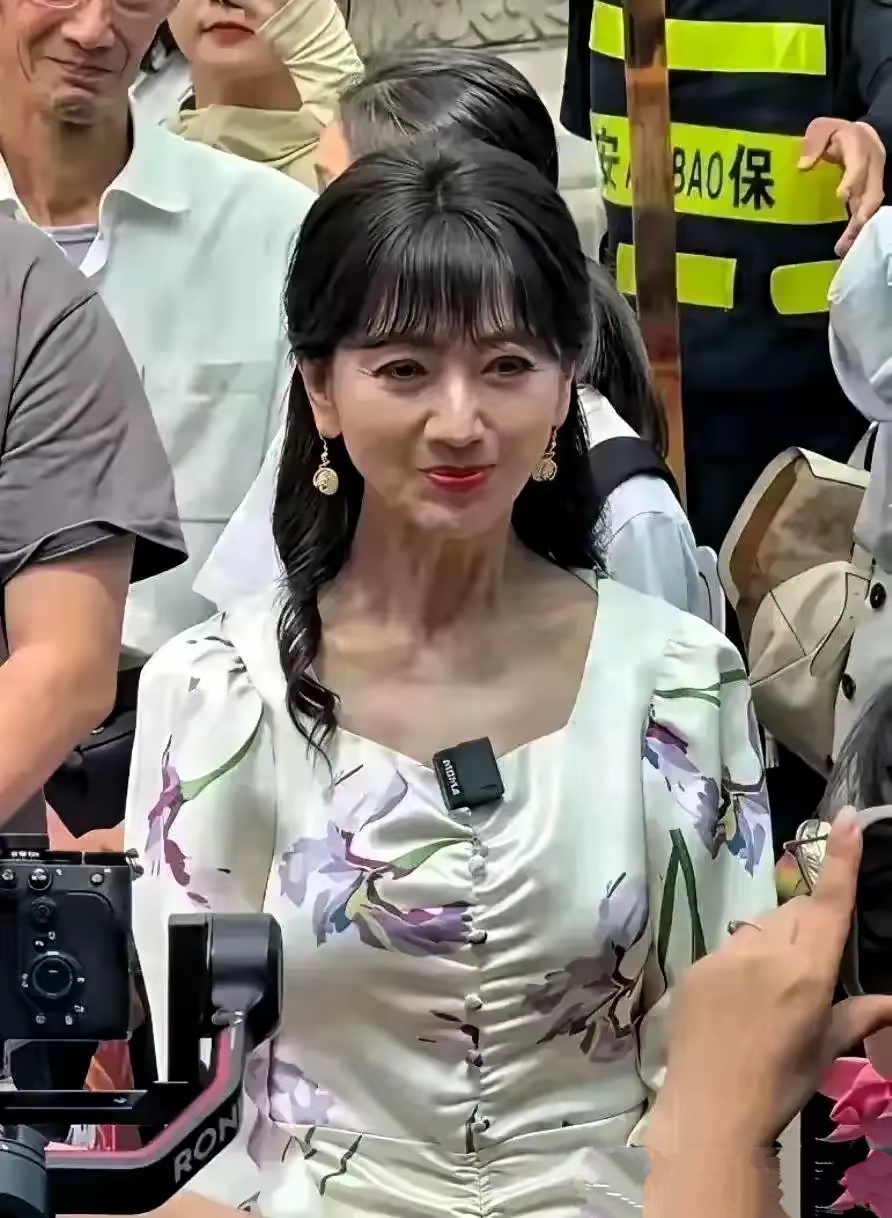 近日,72岁赵雅芝的一组近照引发热议
