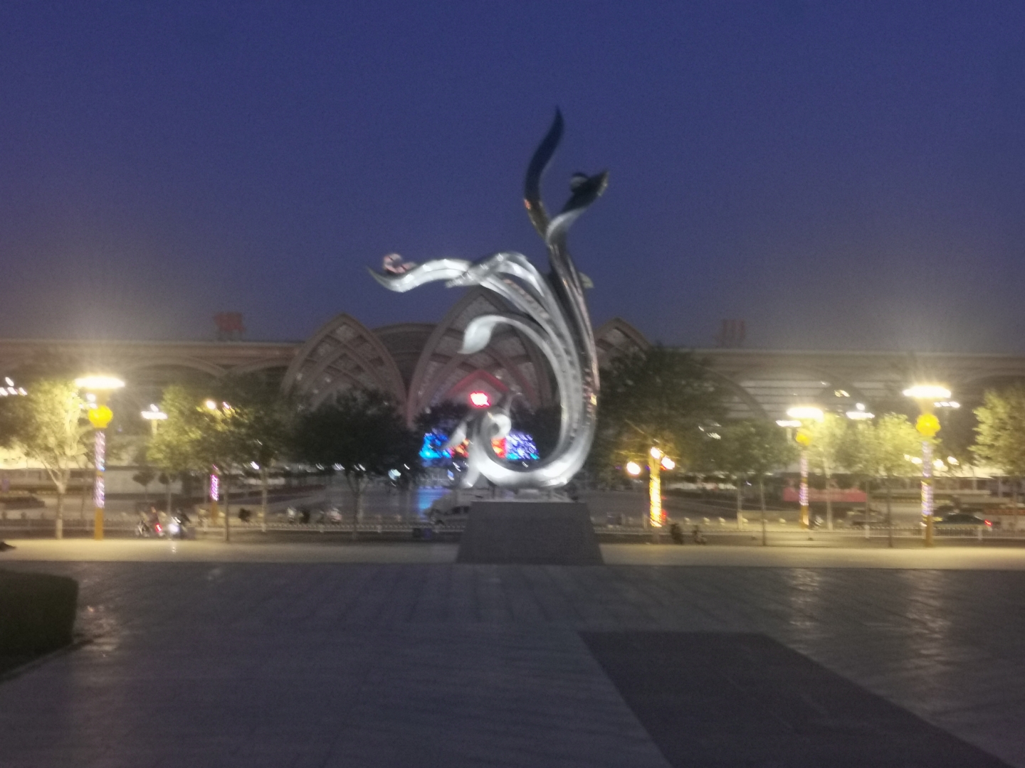 熣灿辉煌的银川火车站夜景!