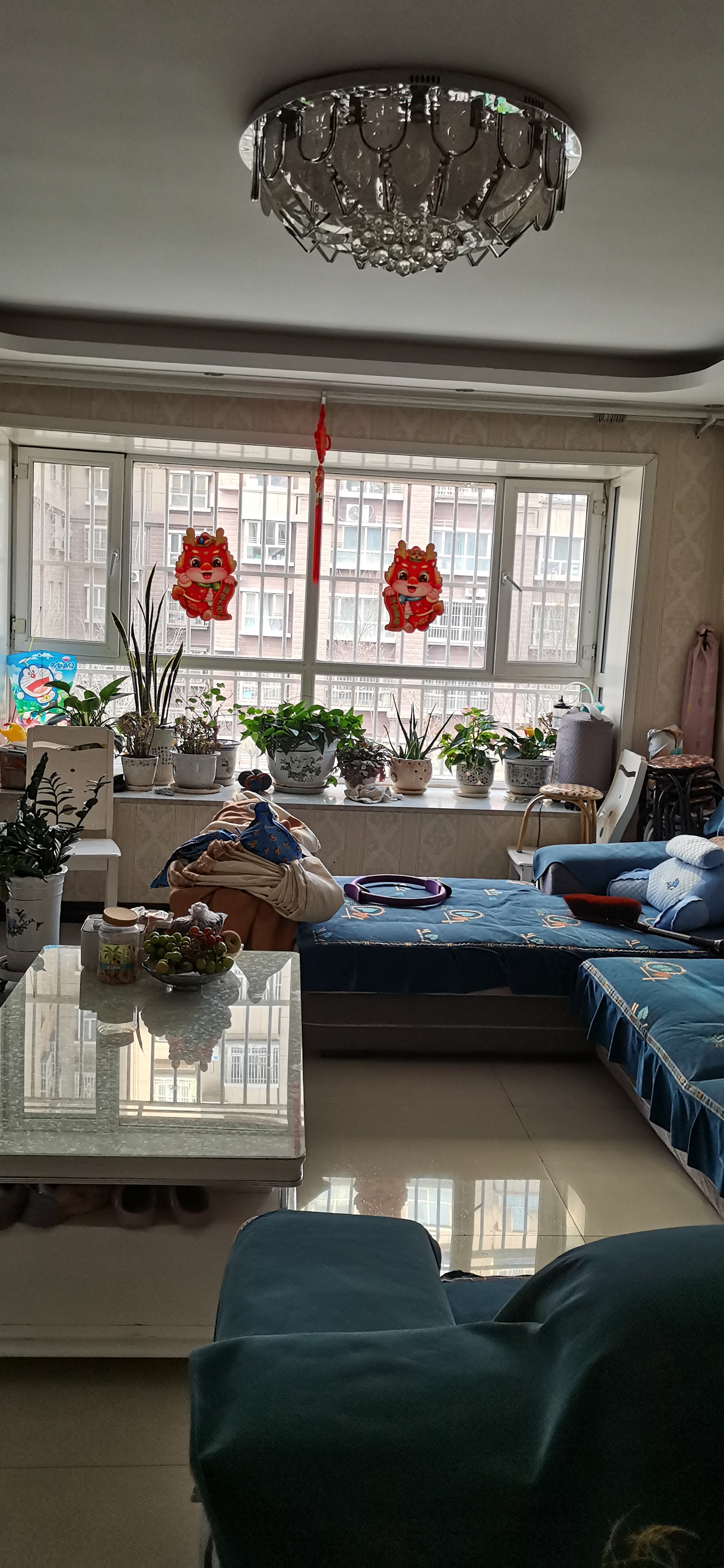 今天是个大工程,收拾客厅. 先从卸窗帘开始