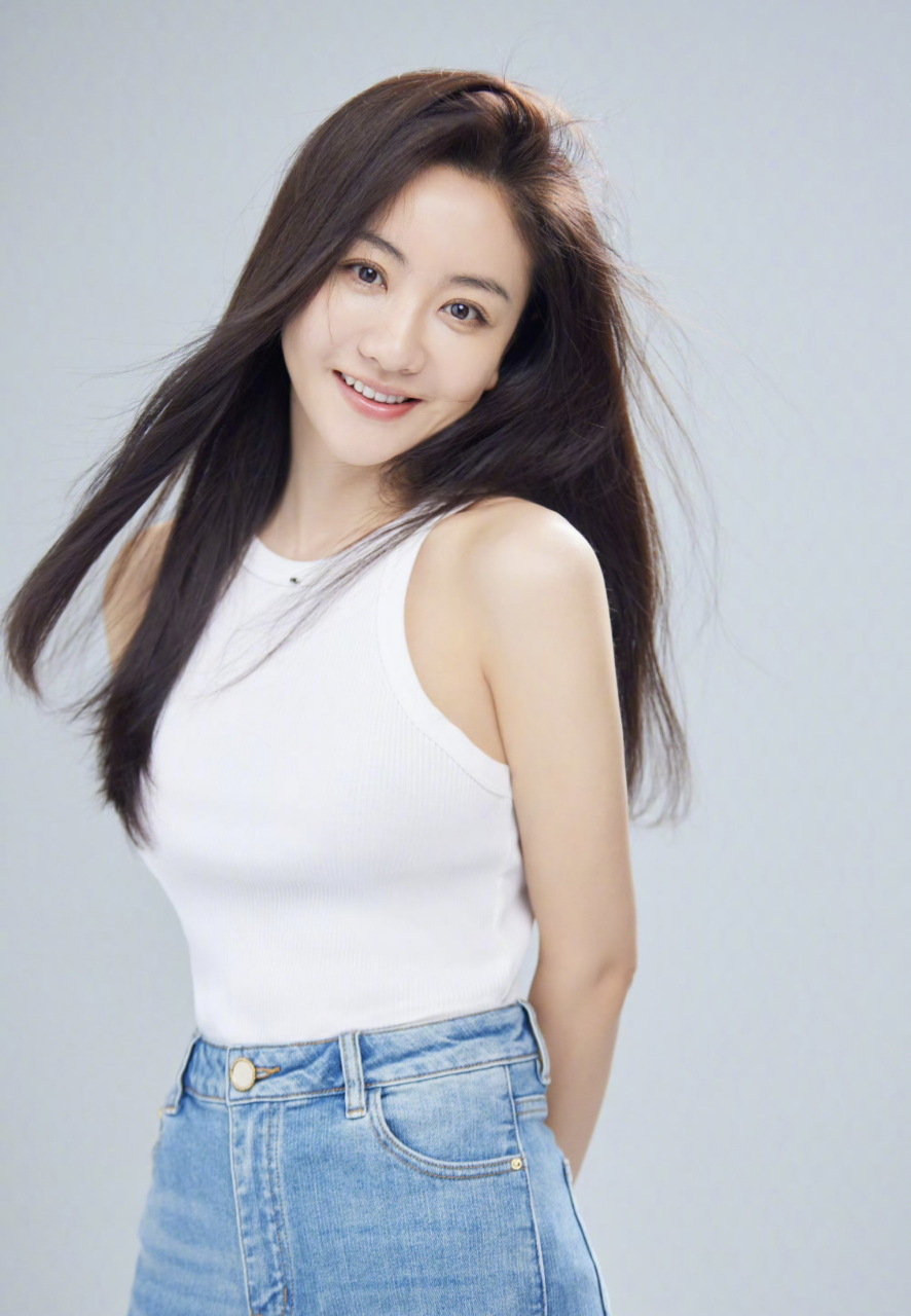 我滴个天,杨蓉生日写真今日释出,来看看杨蓉43岁的状态!