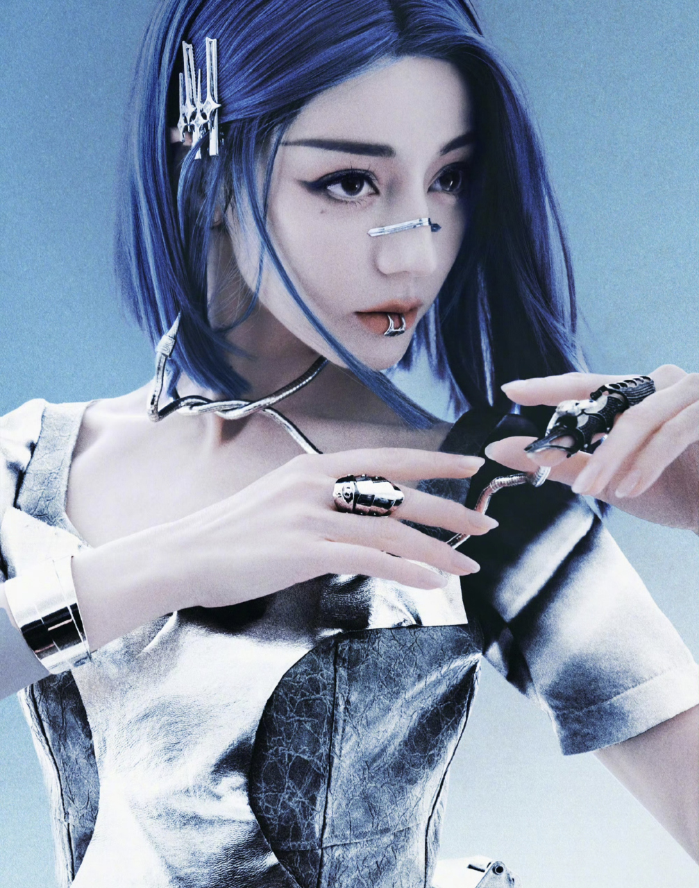 迪丽热巴机械姬造型玫瑰95吻来袭!