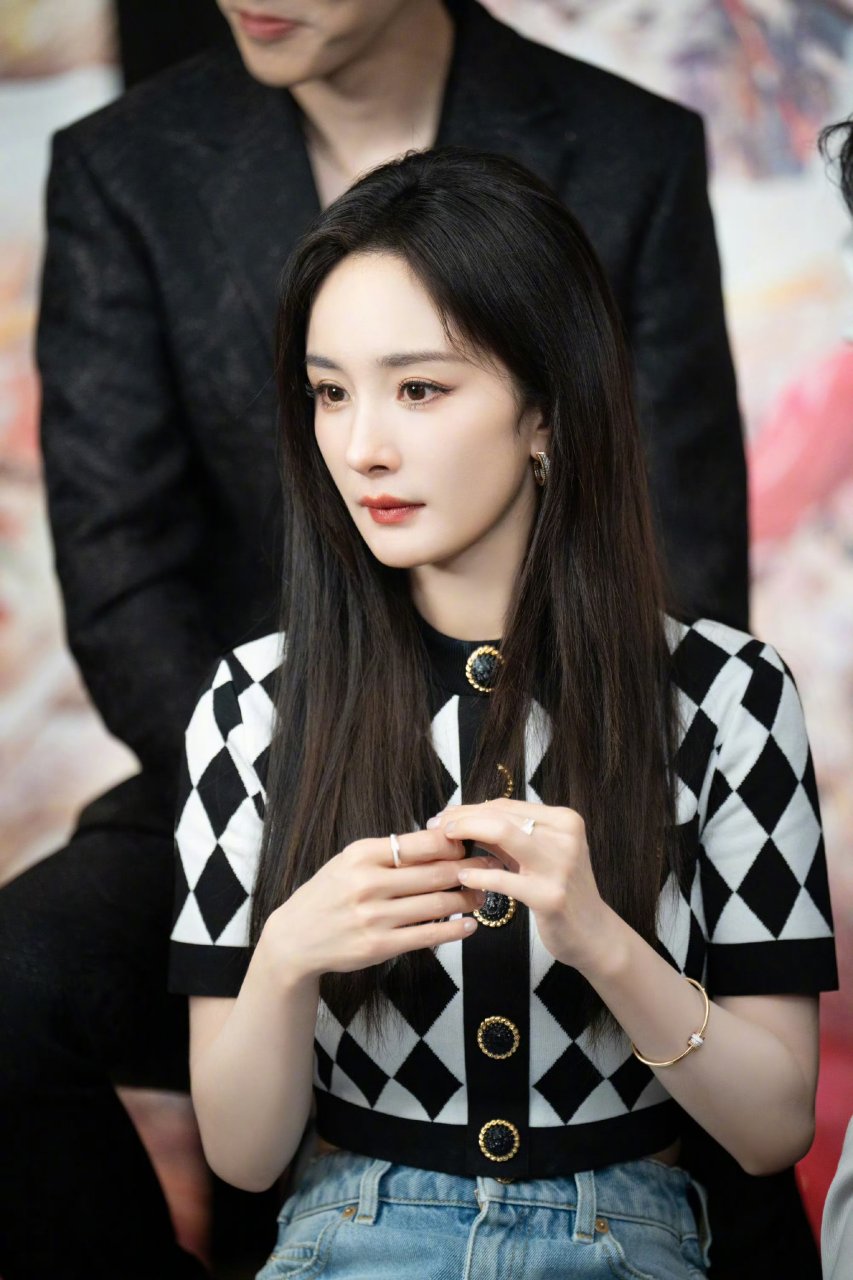 杨幂新鲜妆容出炉,清透淡雅,皮肤吹弹可破,年龄直减20岁!