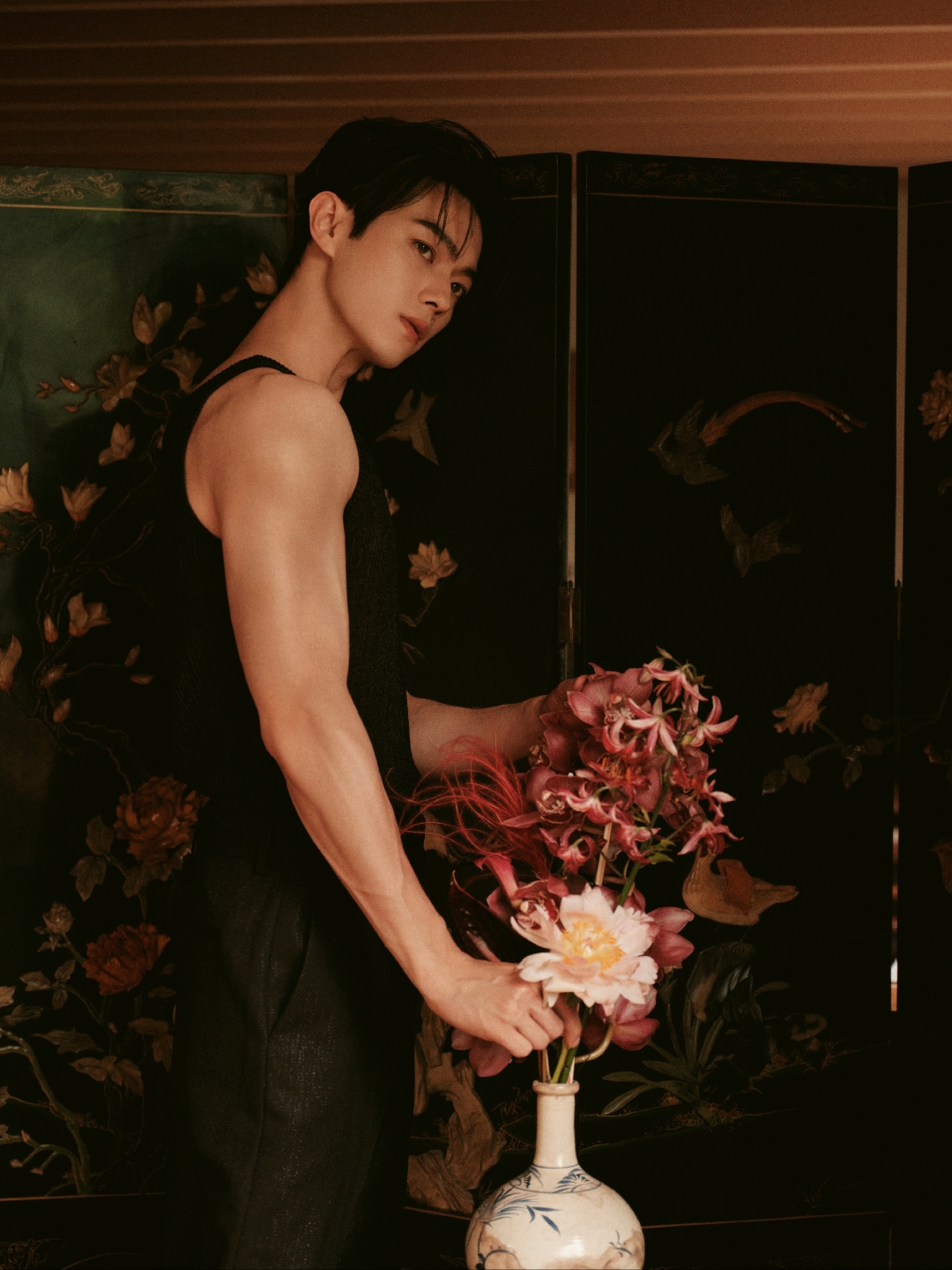 许凯gq盛典大片来袭, 黑色半长风衣 低圆领黑色内衬, 整个人显的贵气