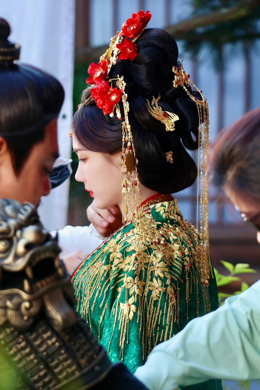 电视剧《书卷一梦》主演李一桐和刘宇宁今日吻戏路透来喽.