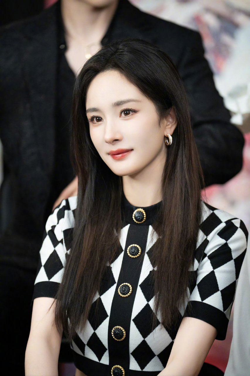 杨幂新鲜妆容出炉,清透淡雅,皮肤吹弹可破,年龄直减20岁!