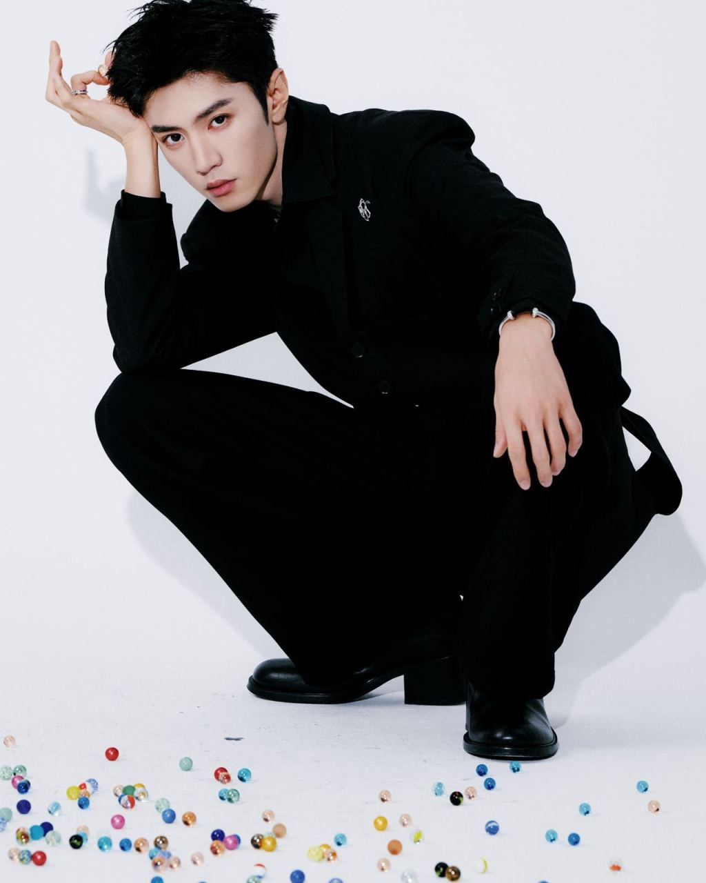 陈哲远gq时尚庆典大片来袭,  全黑造型好显身材,色彩搭配童趣满满