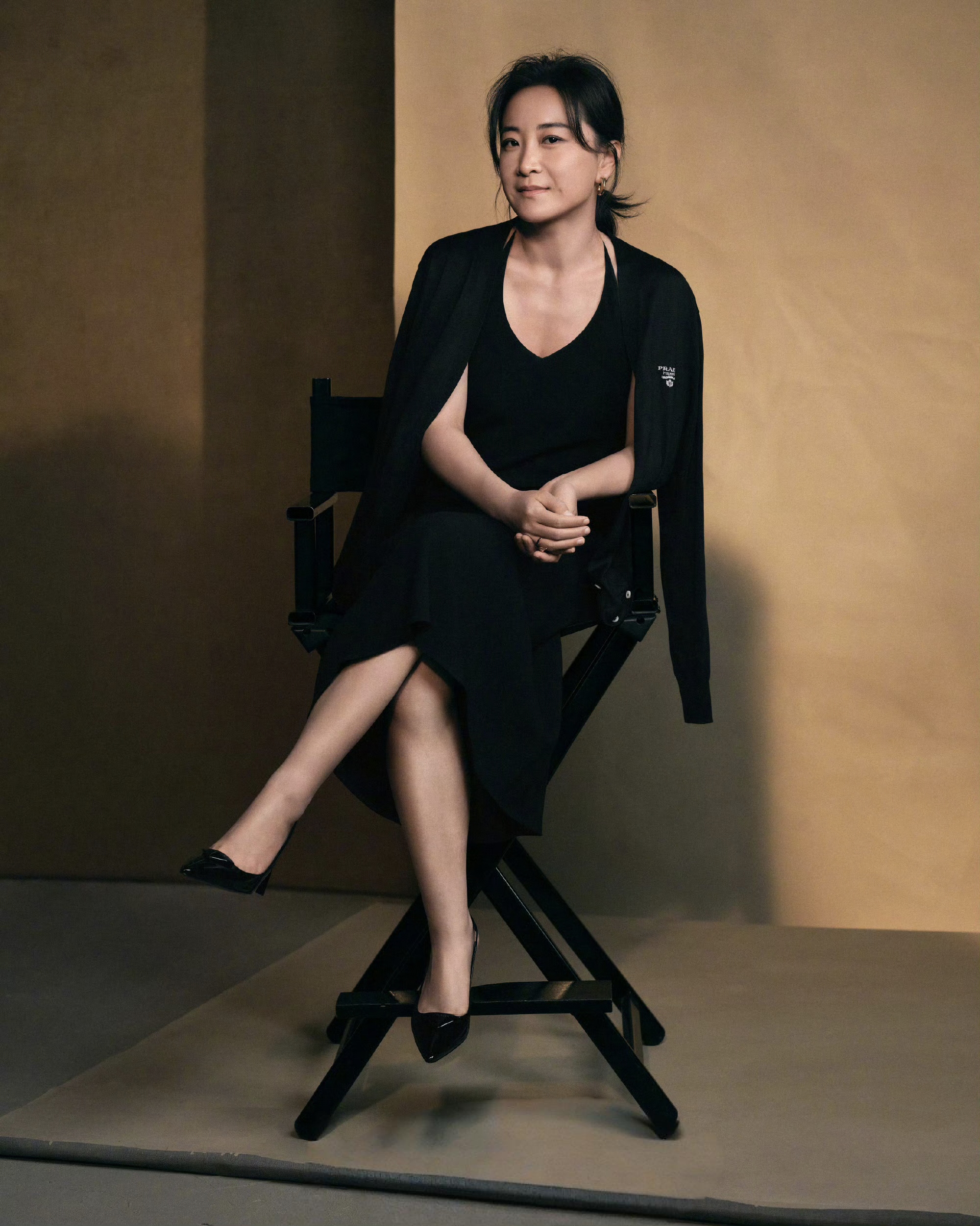 今日,贾玲空降prada品牌代言人,她目前是国民级演员,也是当下最具