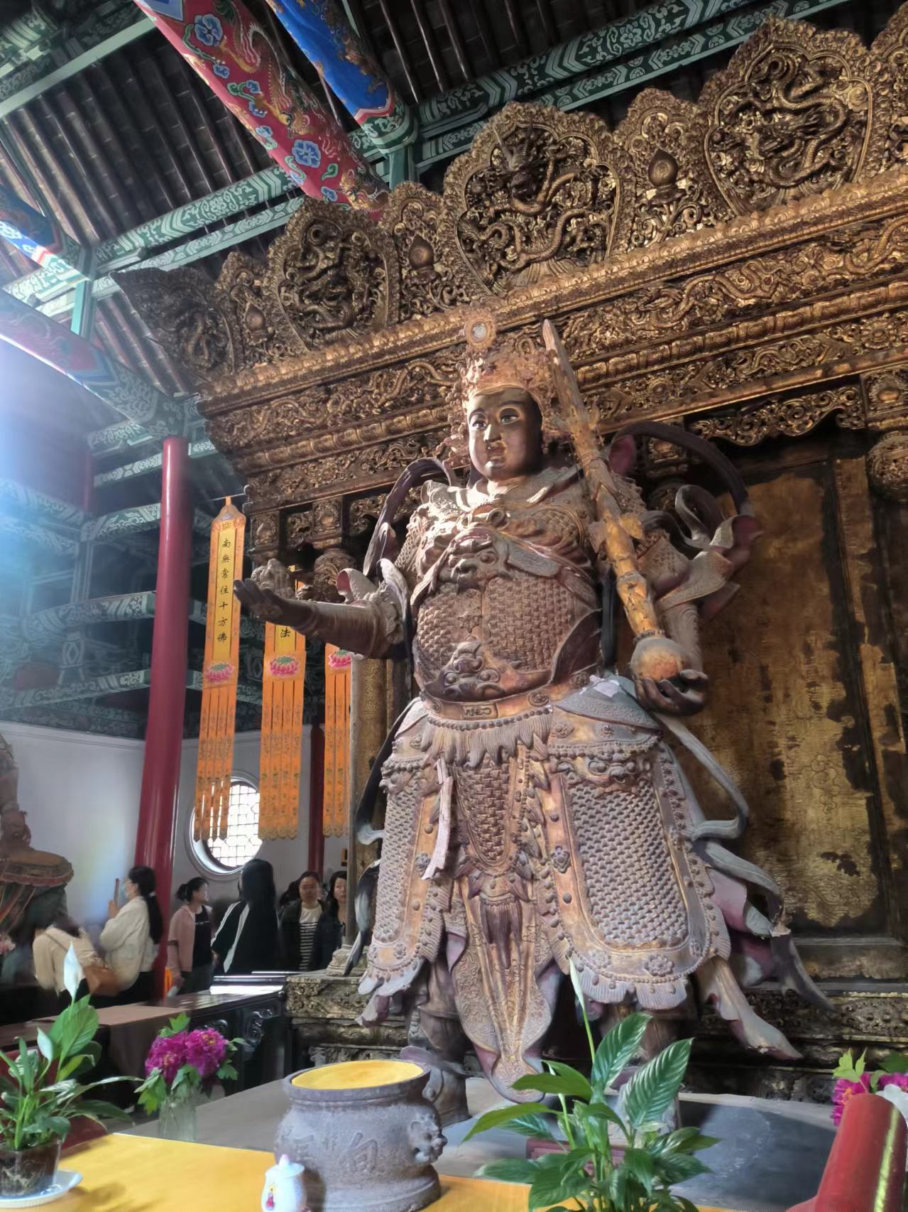 13 到洛阳赏牡丹,不能不去白马寺 因为它名气太大了 它是佛教传入中国