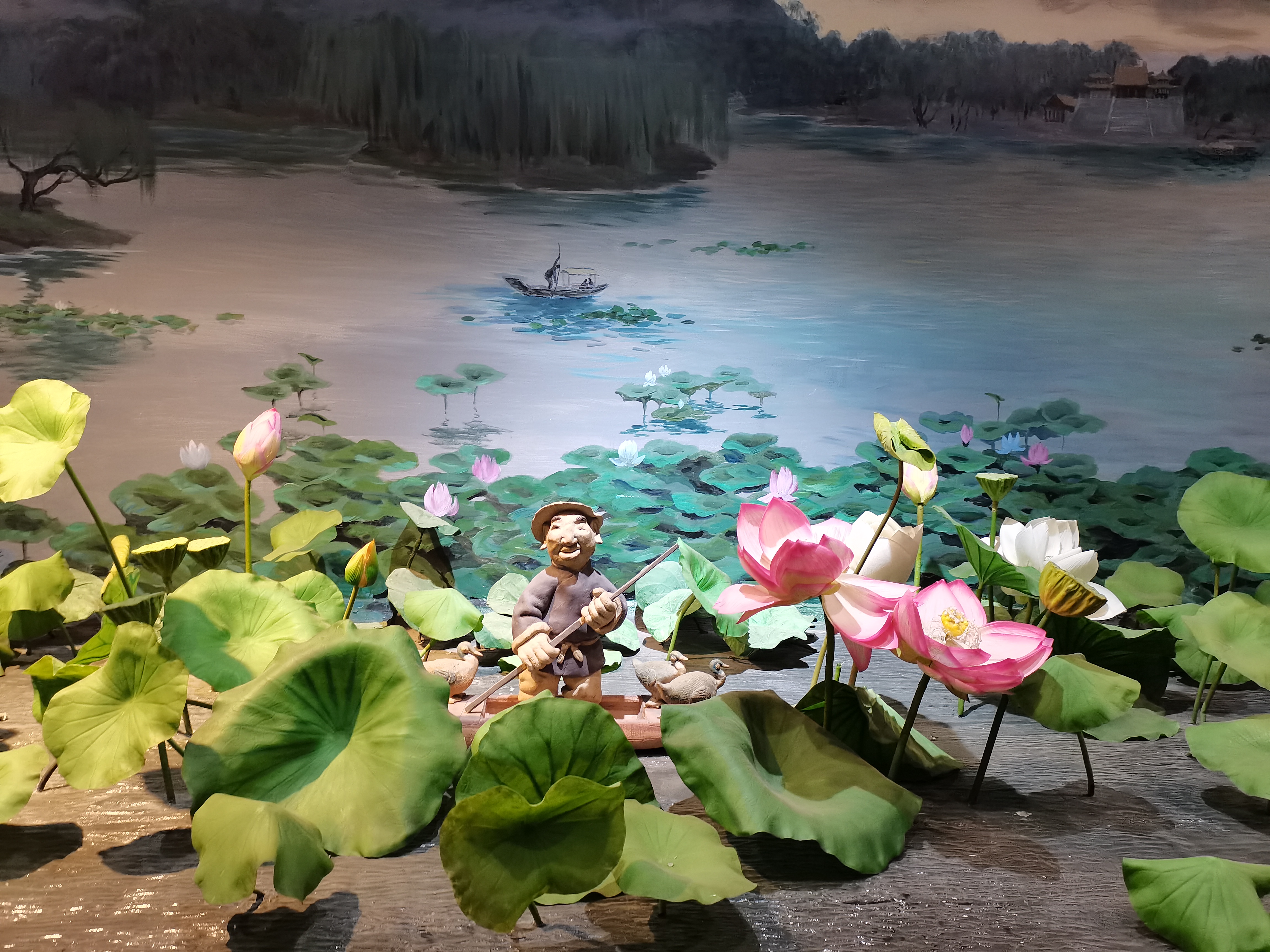 10 走进大明湖,烟柳依依 湖水碧波荡漾,游船泛舟湖上 前来游园的人