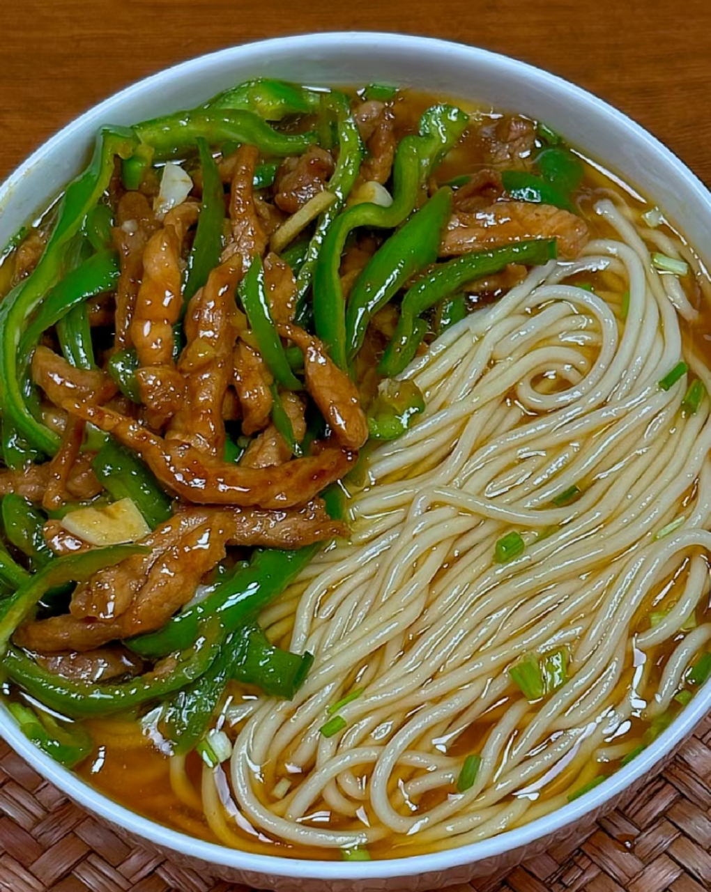 婆婆做的青椒肉丝面,太好吃了.