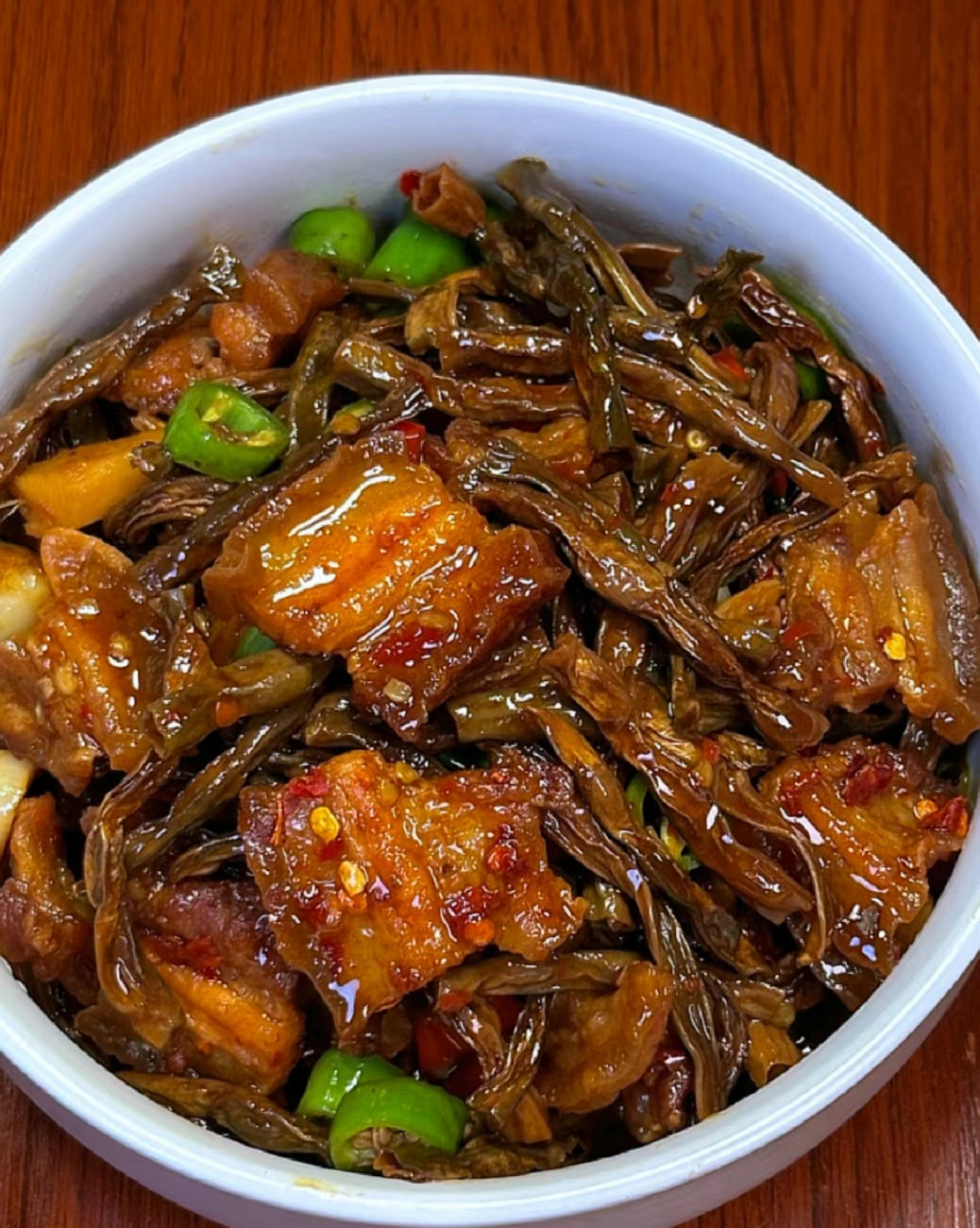 干豆角烧五花肉,特别鲜香,软糯下饭.