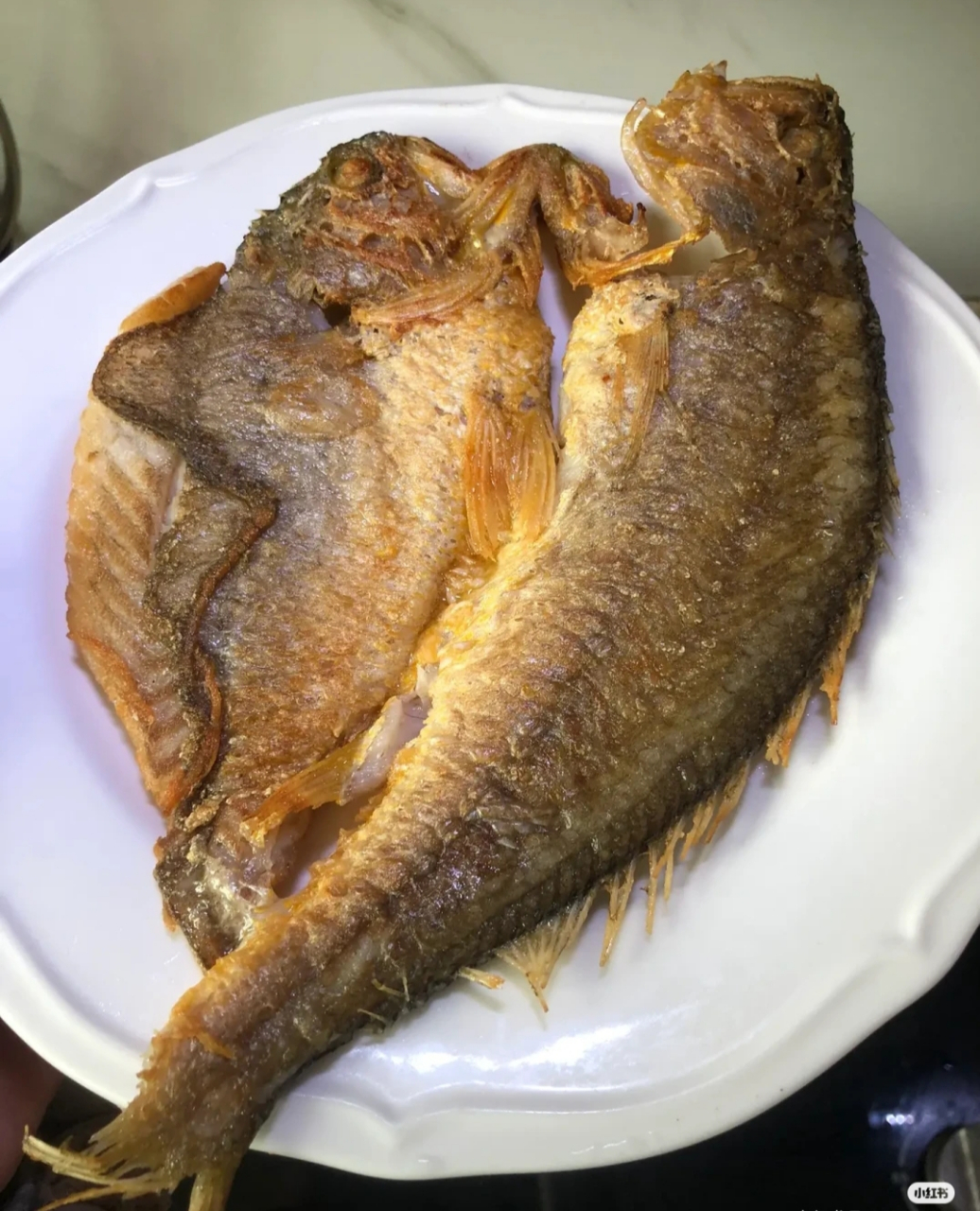 嗯,我觉得婆婆煎鱼的技术真是没得说,她干煎的,有点烤鱼的味道,太香了