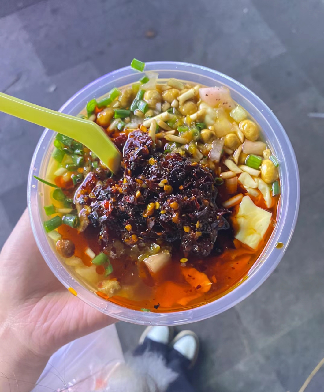 在争论甜豆腐脑还是咸豆腐脑好吃的时候,贵州妹子却端上了辣豆腐脑!