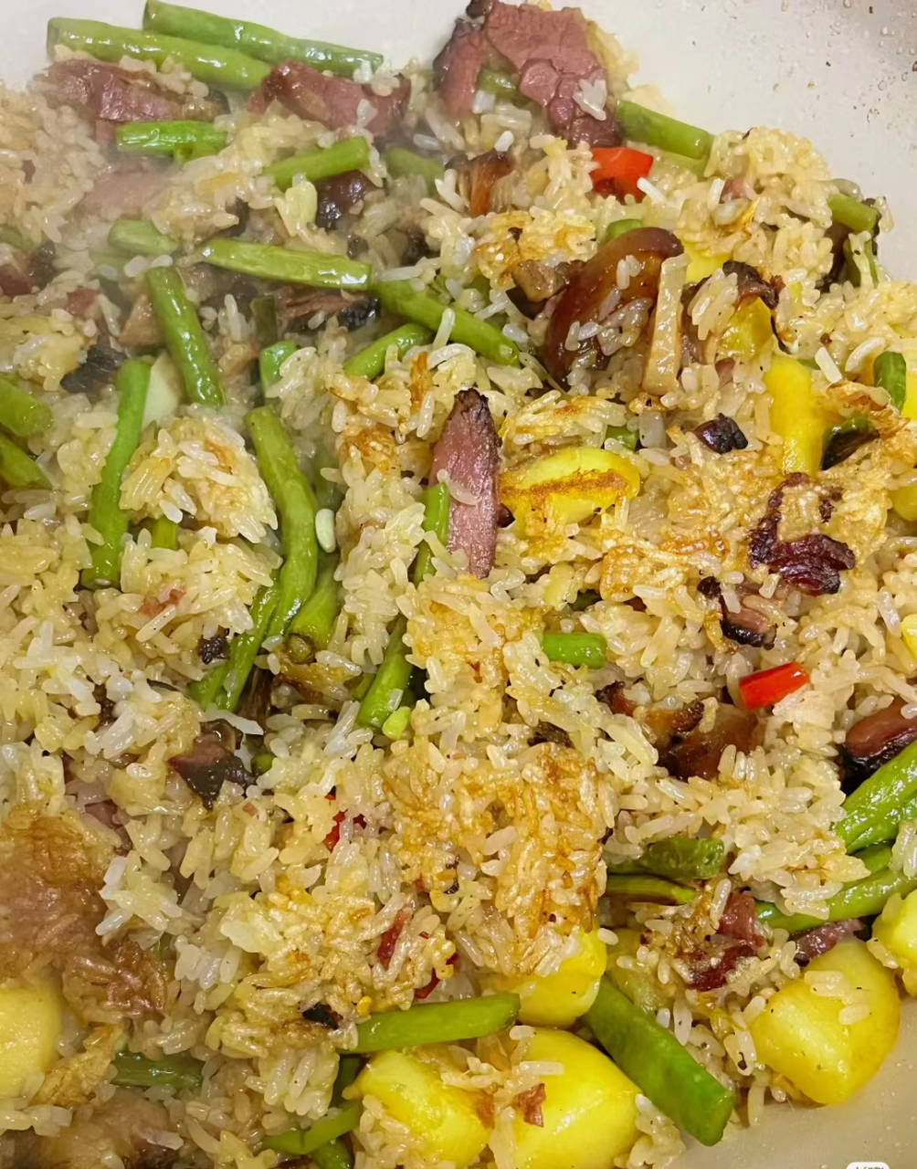 吃一次爱一次,每次吃到撑的土豆腊肉焖饭.