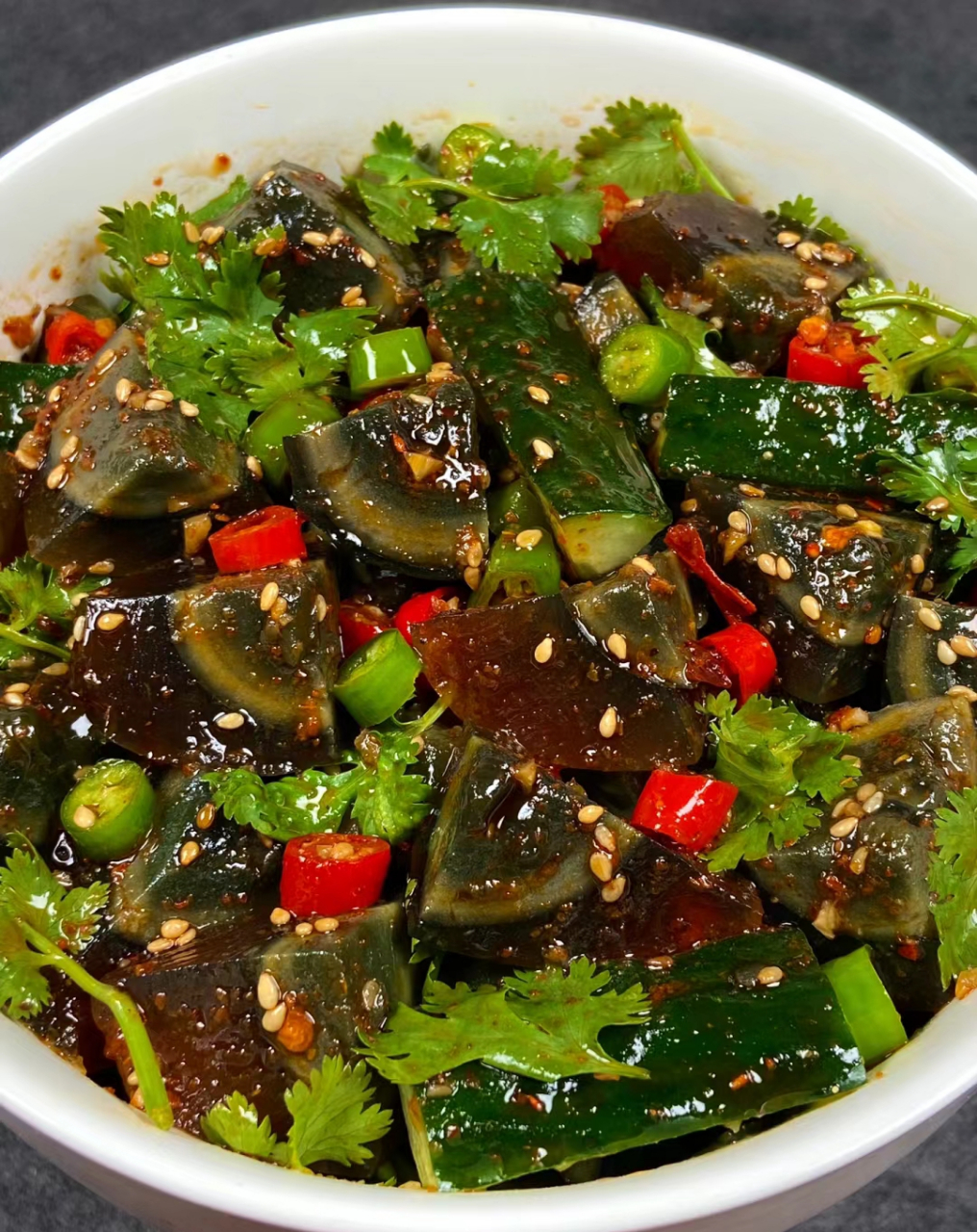 这盘凉拌黄瓜皮蛋太好吃了,教程学起来.