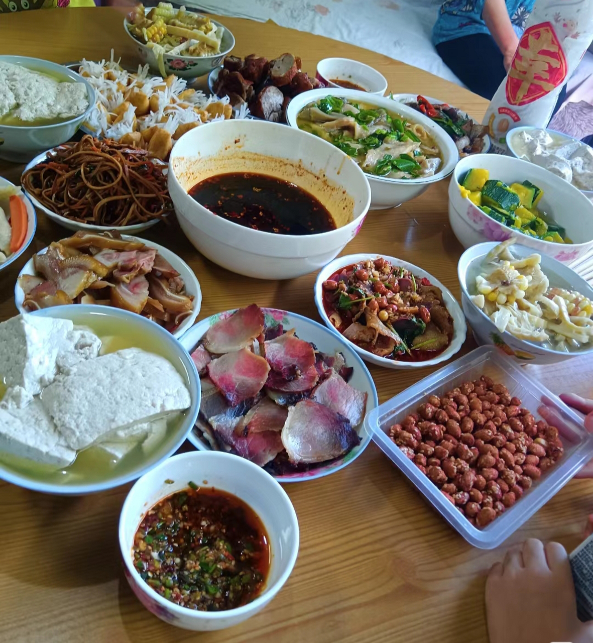 天气太热,回乡下奶奶家,吃了农村家常菜,豆花是灵魂,是奶奶亲自下地种