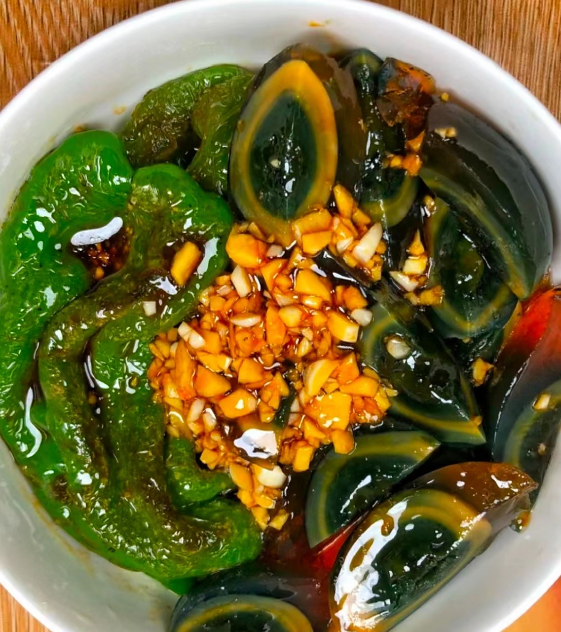 雷椒皮蛋,我象夏季必备凉菜,巨好吃,巨下饭.