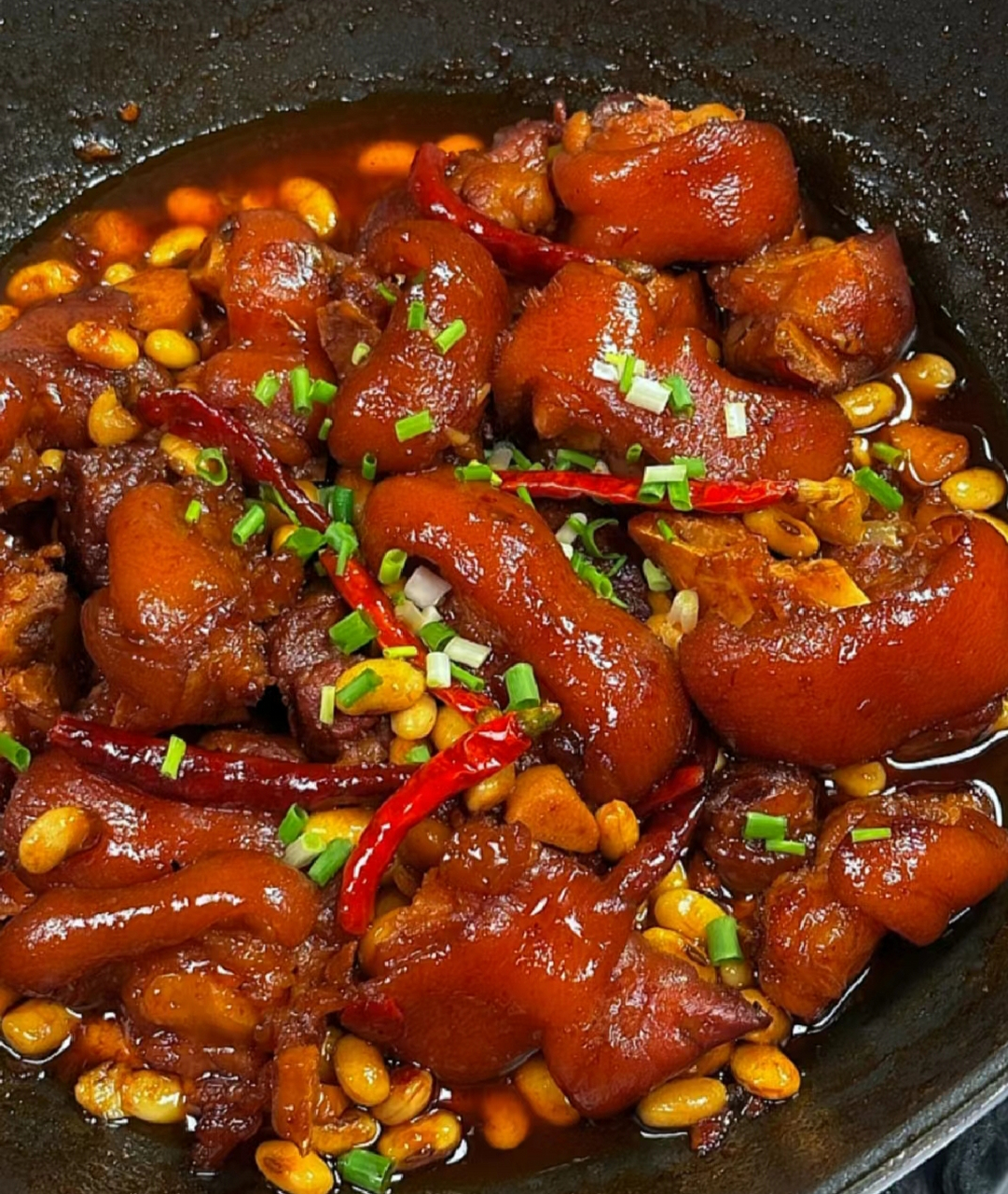 我妈做的黄豆焖猪蹄,真的绝了,软烂入味,一口气吃了两大碗饭.