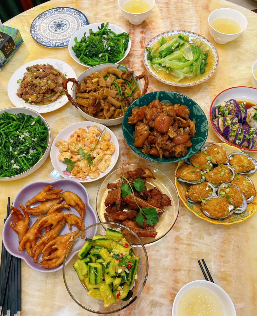 家庭聚餐,辛苦婆婆做一大桌菜,很好吃,婆婆被夸也超级开心!