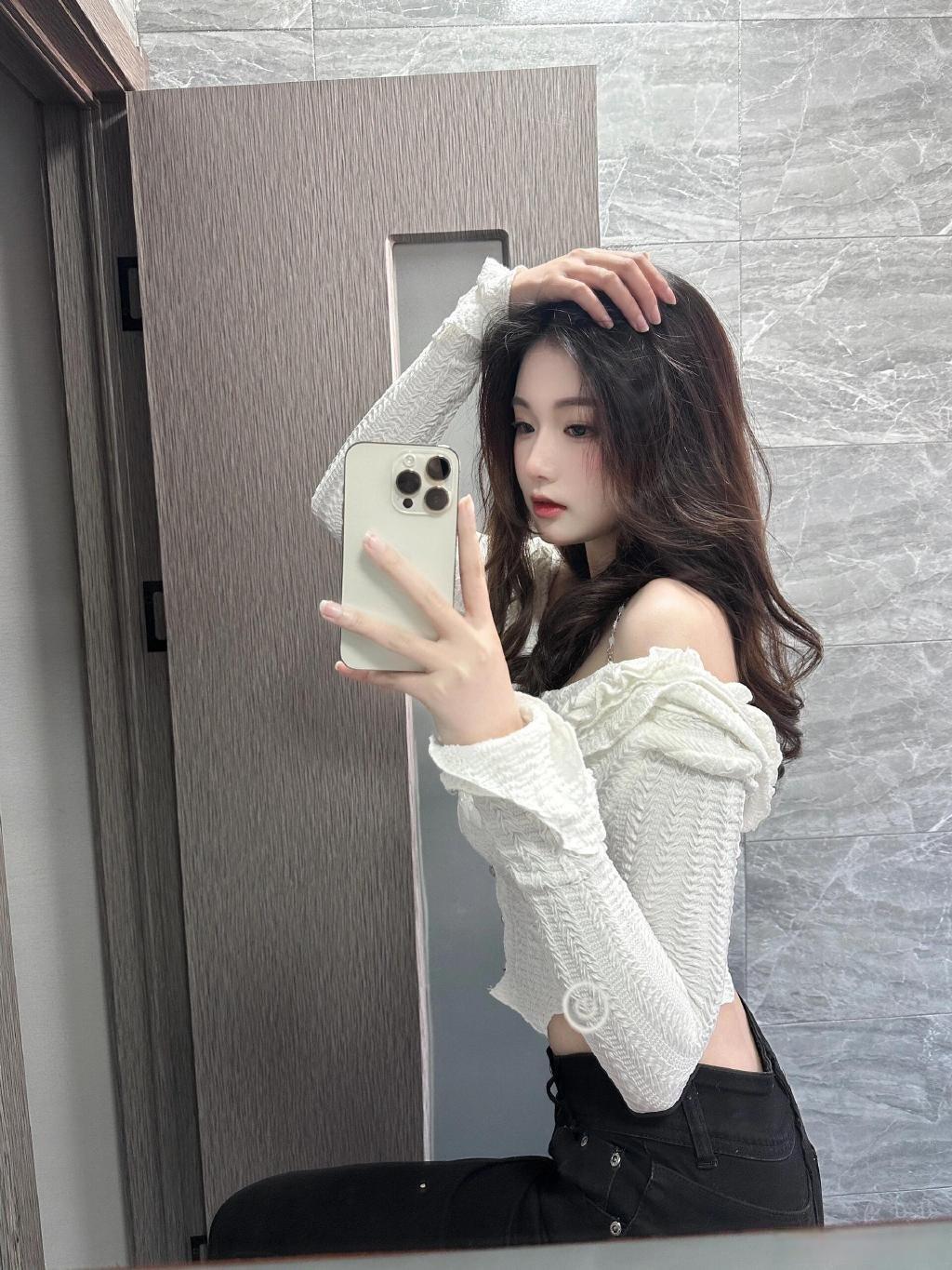 卫生间里的"自拍风波"