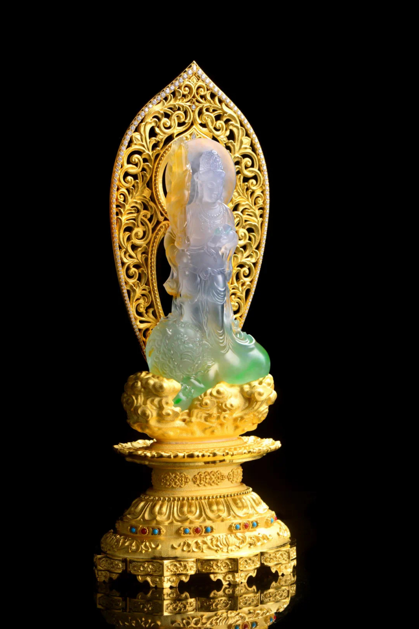**翡翠观音:翠影中的慈悲誓愿**  ---  在东方的翡翠叙事里,观音菩萨