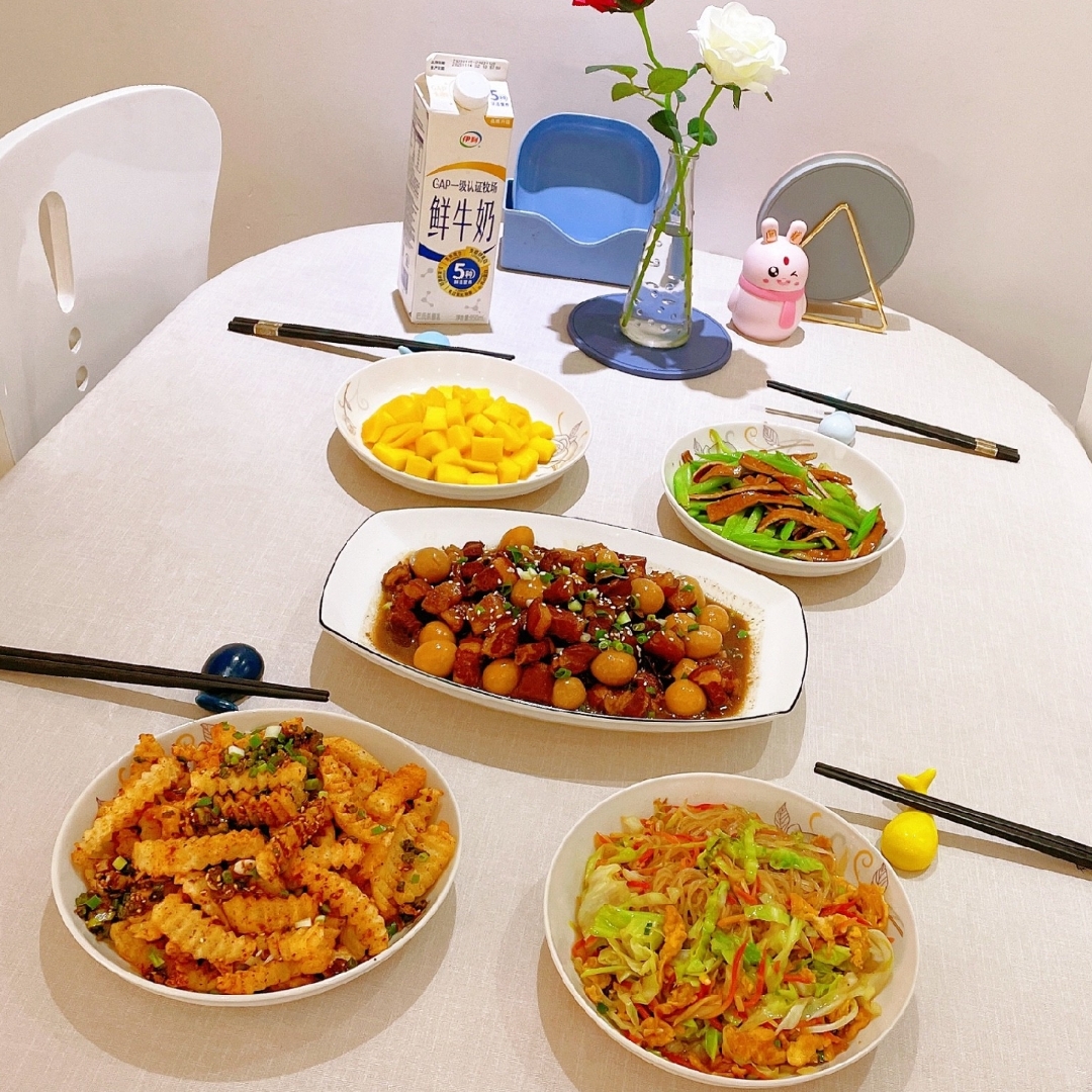 一个女孩评论说;我理解不了,牛奶出现在晚餐餐桌上