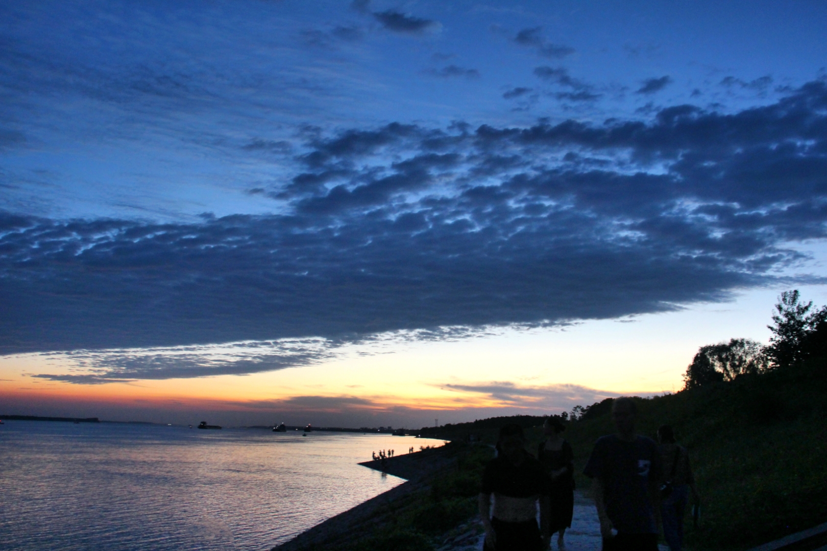 在这蓝调时刻,拍出一组夜光云,也不失为另一种的黄昏美!