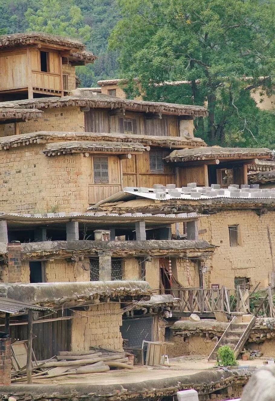 城子古村位于云南泸西永宁乡,全村千余间土掌房依山而建,错落有致,"你