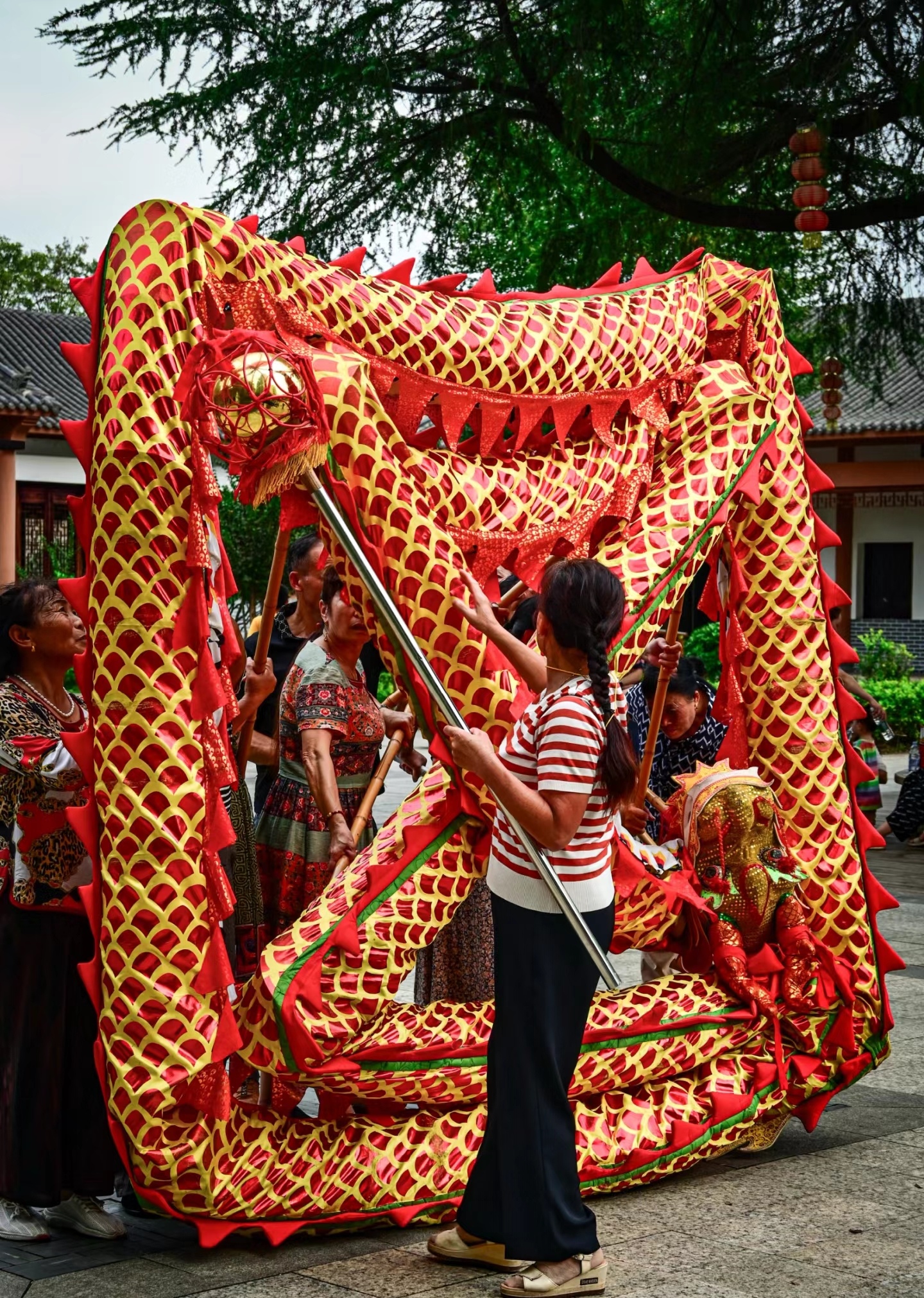 舞龙的人,是力量与技艺的化身